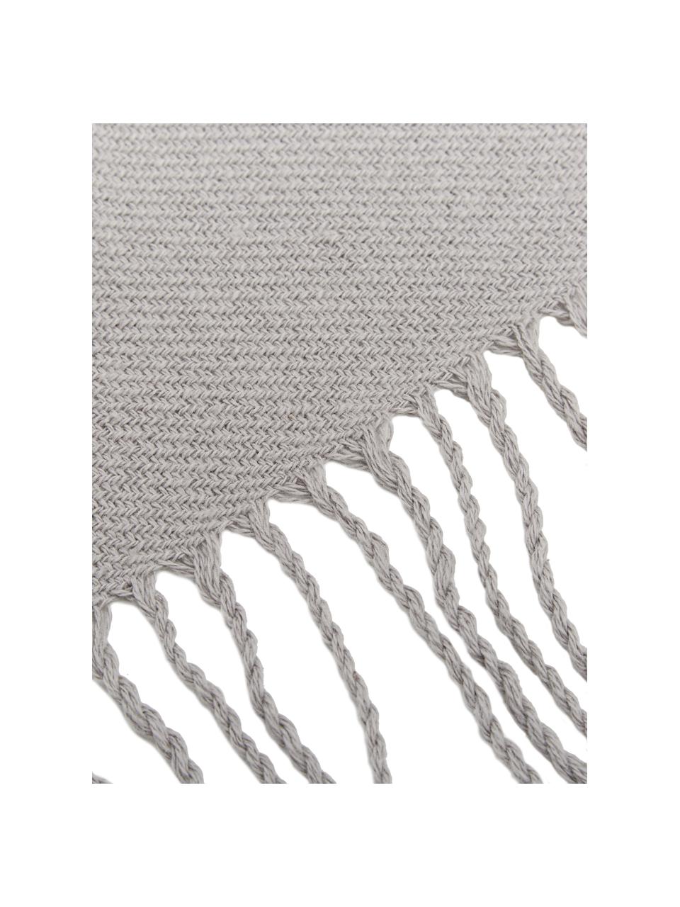 Coperta in cotone grigio chiaro con frange Madison, 100% cotone, Grigio chiaro, Larg. 140 x Lung. 170 cm