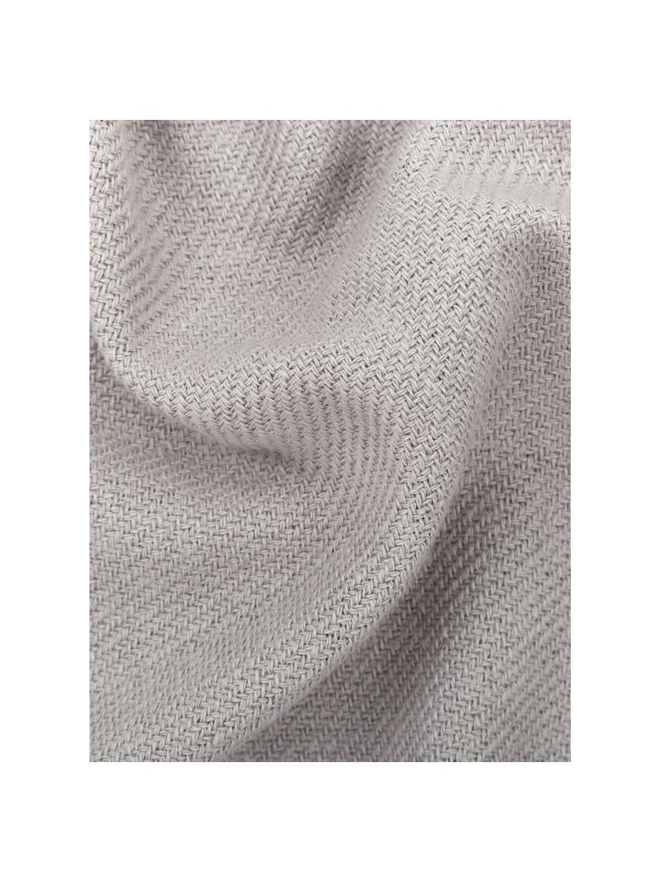 Coperta in cotone grigio chiaro con frange Madison, 100% cotone, Grigio chiaro, Larg. 140 x Lung. 170 cm