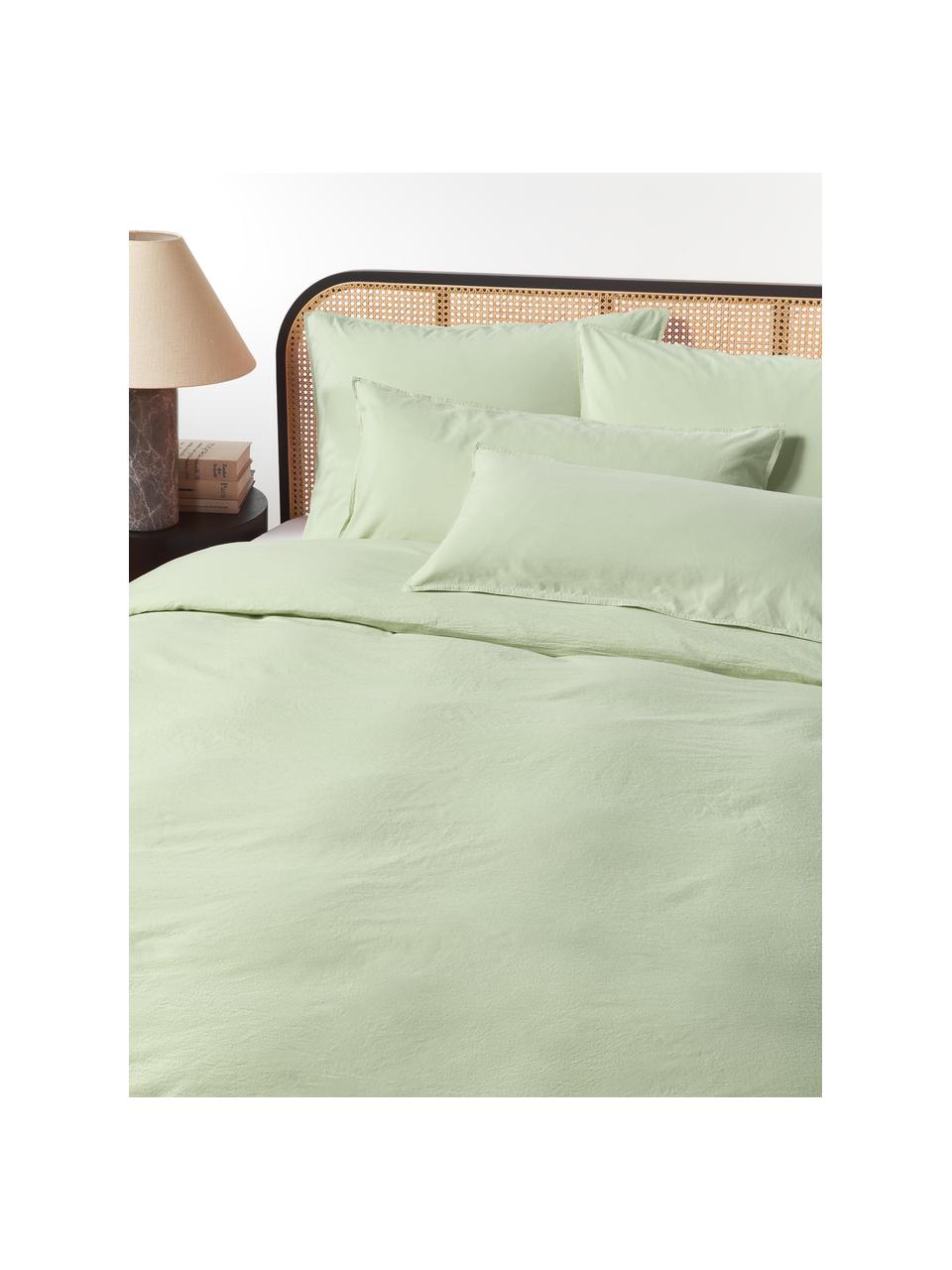 Funda de almohada de algodón lavado Darlyn, 100% algodón
Densidad de hilo 150 TC, calidad estándar

El algodón da una sensación agradable y suave en la piel, absorbe bien la humedad y es adecuado para personas alérgicas.

Este tejido ha sido sometido a un proceso de lavado especial que le da un aspecto Softwash irregular y resistente, pero siendo suave al tacto, flexible y cómodo. Además, su aspecto arrugado natural hace que no necesite planchado.

El material utilizado para este producto ha sido probado contra sustancias nocivas y está certificado según el STANDARD 100 por OEKO-TEX®, 4265CIT, CITEVE., Verde salvia, An 45 x L 110 cm