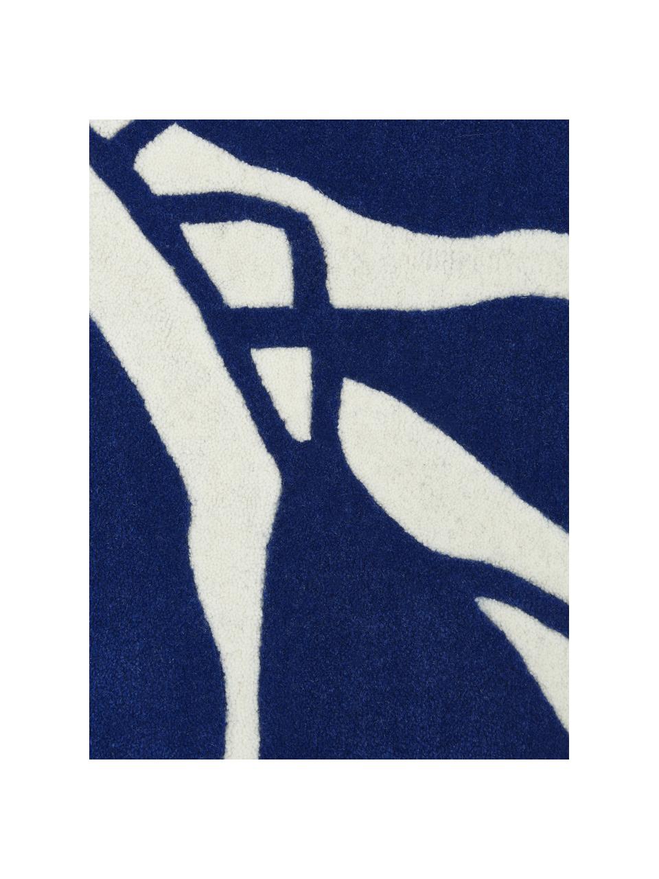 Handgetuft wollen vloerkleed Lando in donkerblauw, 100% wol

Bij wollen vloerkleden kunnen vezels loskomen in de eerste weken van gebruik, dit neemt af door dagelijks gebruik en pluizen wordt verminderd., Crèmewit, blauw, B 80 x L 150 cm (maat XS)