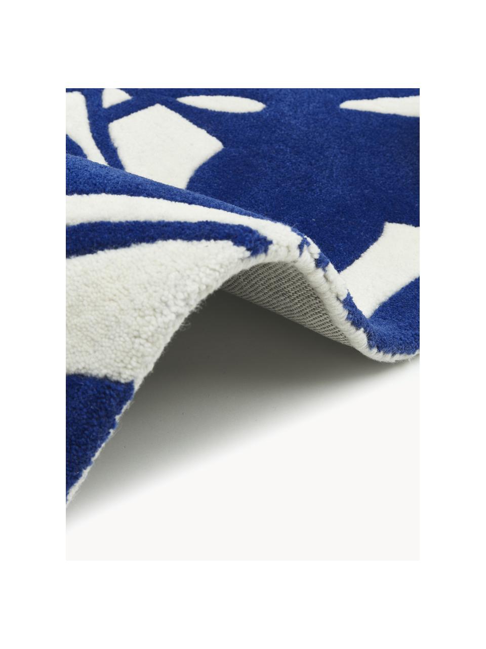 Handgetuft wollen vloerkleed Lando in donkerblauw, 100% wol

Bij wollen vloerkleden kunnen vezels loskomen in de eerste weken van gebruik, dit neemt af door dagelijks gebruik en pluizen wordt verminderd., Crèmewit, blauw, B 80 x L 150 cm (maat XS)