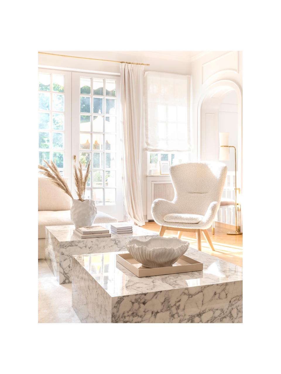 Fauteuil à oreilles en peluche pieds en bois Wing, Revêtement : blanc crème Pieds : bois de frêne, larg. 77 x prof. 89 cm