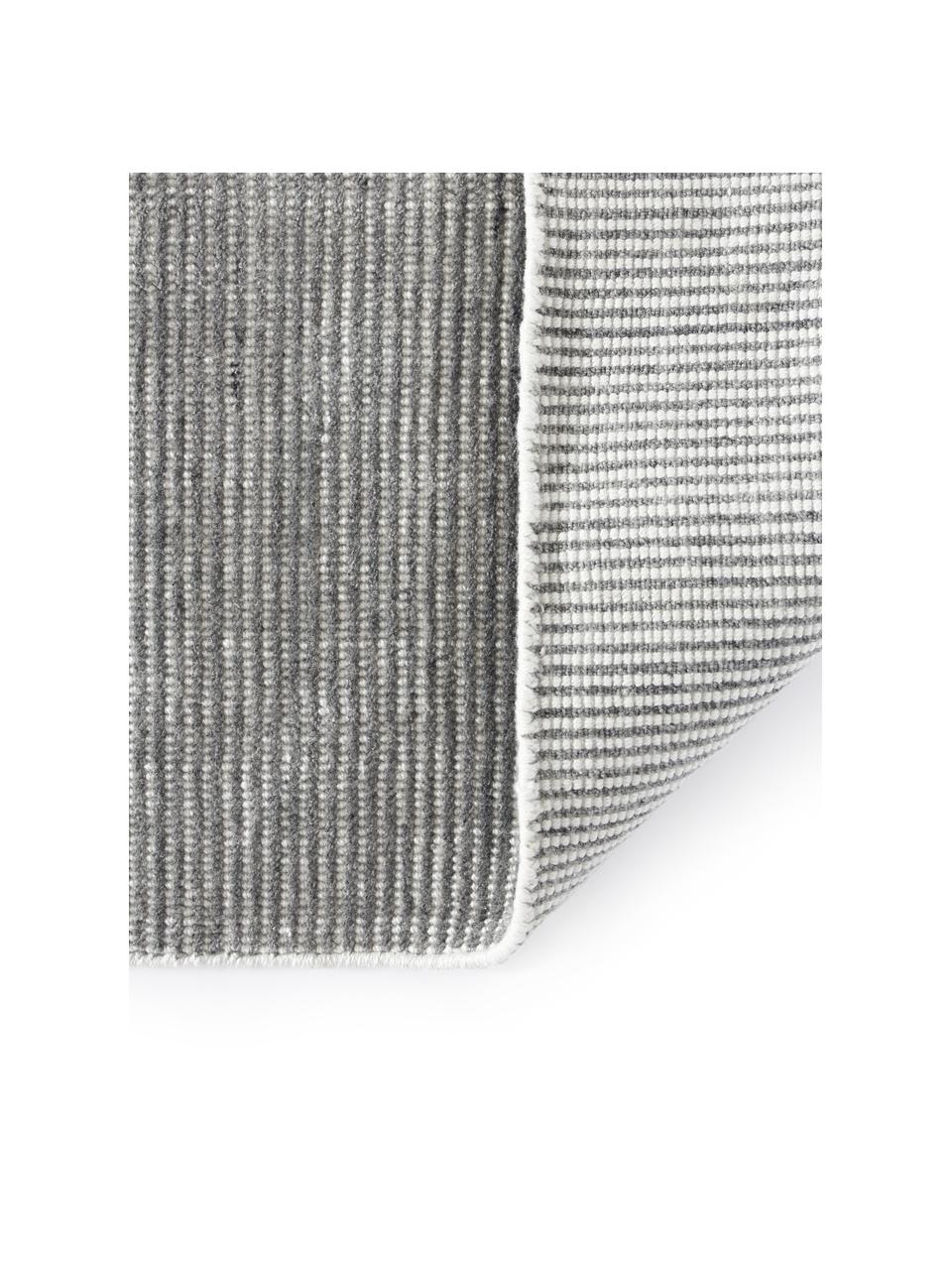Ručně tkaný koberec s nízkým vlasem Willow, 100 % polyester, certifikace GRS, Šedá, bílá, Š 120 cm, D 180 cm (velikost S)