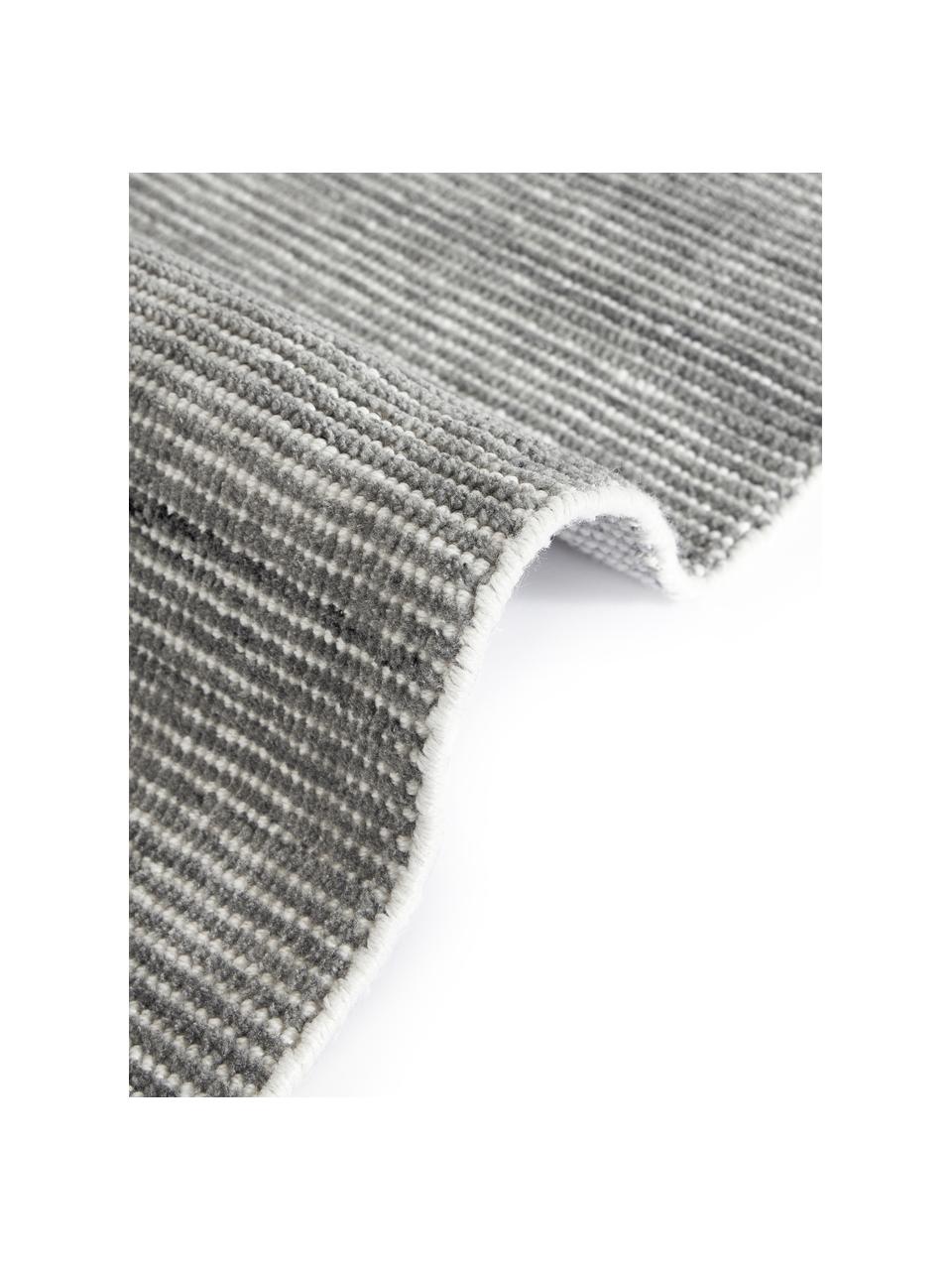 Ručně tkaný koberec s nízkým vlasem Willow, 100 % polyester, certifikace GRS, Šedá, bílá, Š 120 cm, D 180 cm (velikost S)