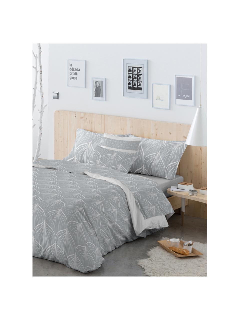 Set lenzuola in cotone Rama, Cotone

La biancheria da letto in cotone è piacevolmente morbida sulla pelle, assorbe bene l'umidità ed è adatta per chi soffre di allergie, Grigio, bianco, 180 x 270 cm + 2 federe 50 x 80 cm