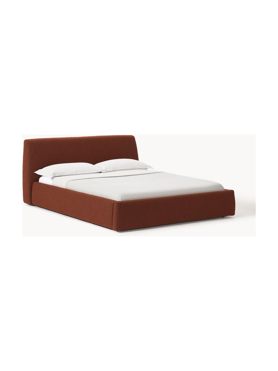 Cama tapizada en tejido bouclé con espacio de almacenaje Cloud, Tapizado: tejido bouclé (80% poliés, Cuerpo: madera de pino y abeto ma, Patas: madera de abedul pintada , Bouclé terracota, An 140 x L 200 cm