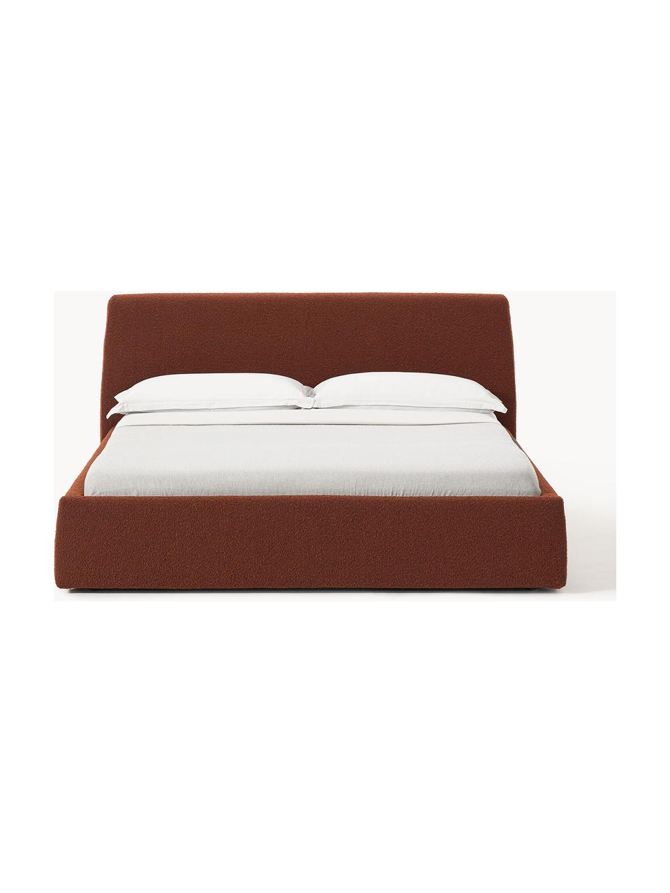 Cama tapizada en tejido bouclé con espacio de almacenaje Cloud, Tapizado: tejido bouclé (80% poliés, Cuerpo: madera de pino y abeto ma, Patas: madera de abedul pintada , Bouclé terracota, An 140 x L 200 cm