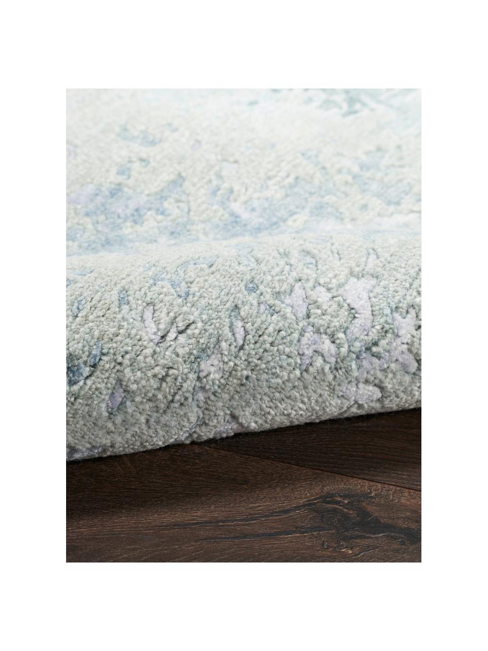 Alfombra corredor artesanal de viscosa Silk Shadows, 75% viscosa, 25% lana de Nueva Zelanda, Tonos verdes, azules y lilas, An 70 x Al 250 cm