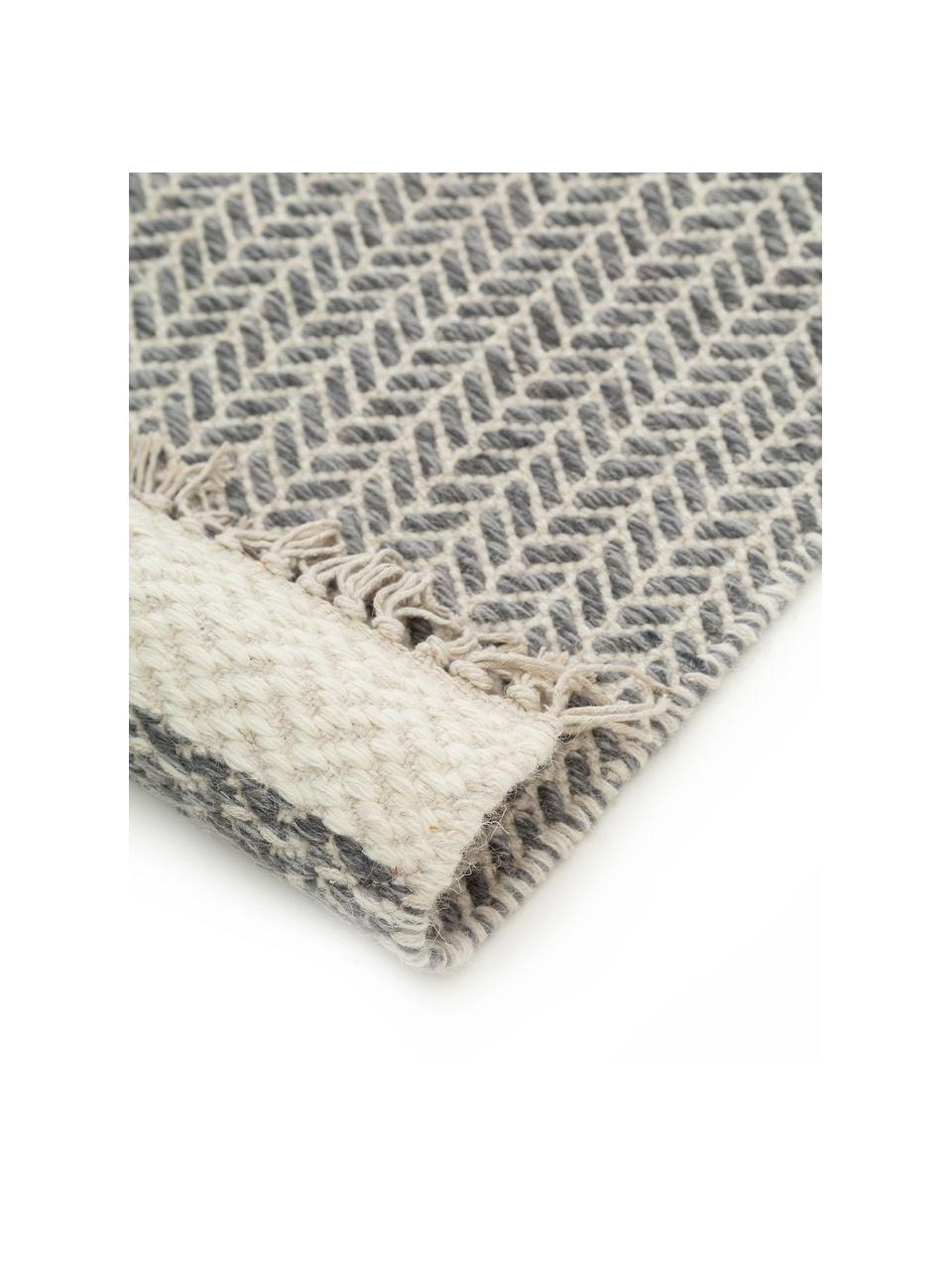 Ręcznie tkany chodnik z wełny z frędzlami Kim, 80% wełna, 20% bawełna
Włókna dywanów wełnianych mogą nieznacznie rozluźniać się w pierwszych tygodniach użytkowania, co ustępuje po pewnym czasie, Szary, kremowy, S 70 x D 200 cm