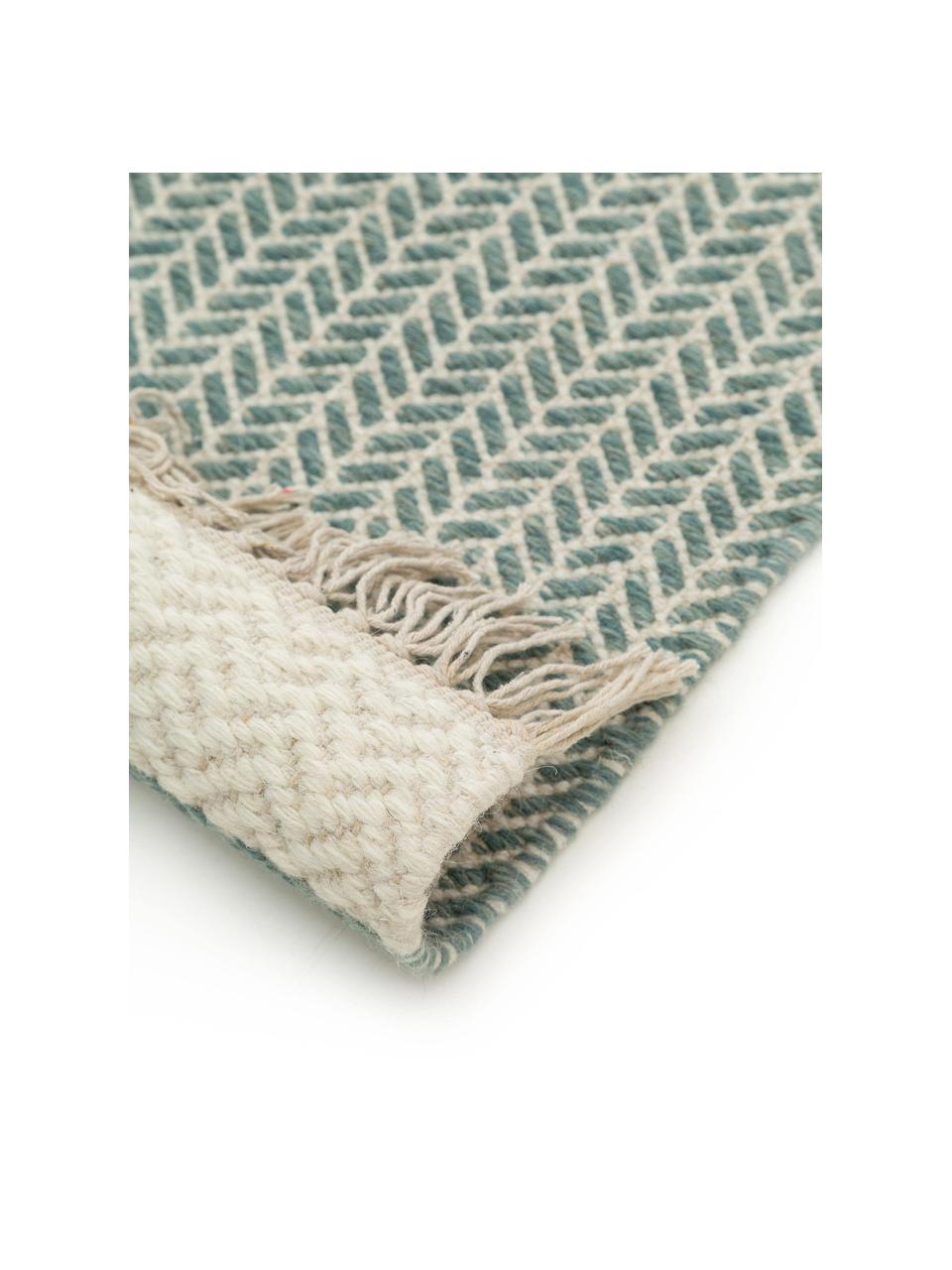 Ręcznie tkany dywan z wełny z frędzlami Kim, 80% wełna, 20% bawełna
Włókna dywanów wełnianych mogą nieznacznie rozluźniać się w pierwszych tygodniach użytkowania, co ustępuje po pewnym czasie, Zielony, kremowy, S 120 x D 170 cm (Rozmiar S)
