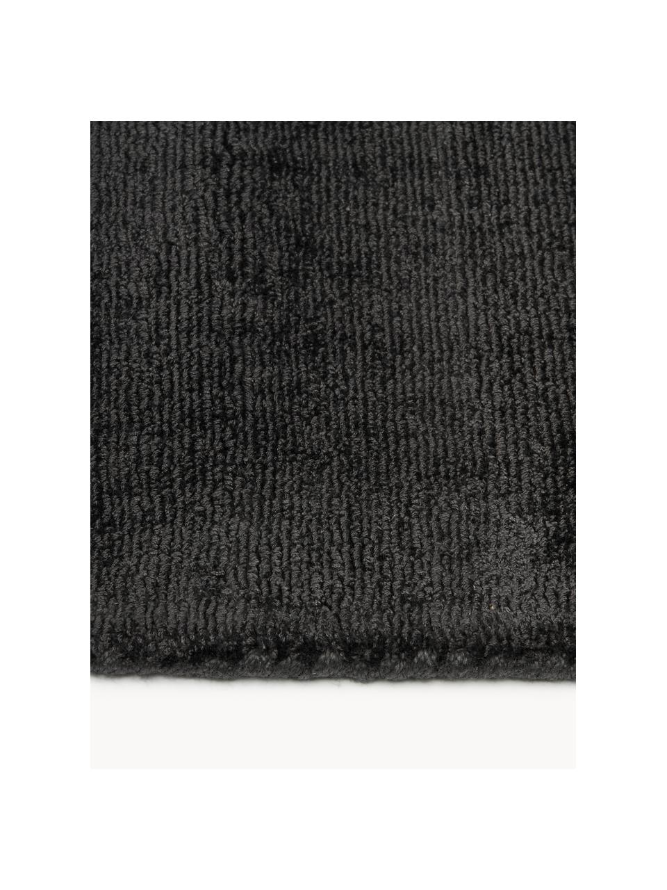 Ručne tkaný koberec z viskózy Jane, Antracitová, Š 160 x D 230 cm (veľkosť M)