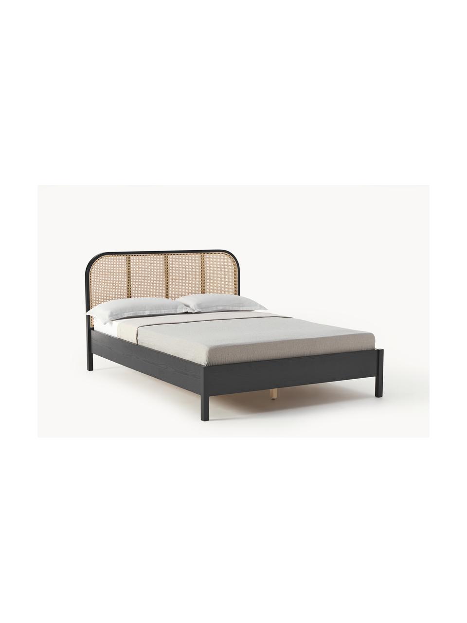 Cama de madera Jones, con cabecero, Estructura: madera contrachapada chap, Patas: madera de fresno maciza, Negro, An 140 x L 200 cm