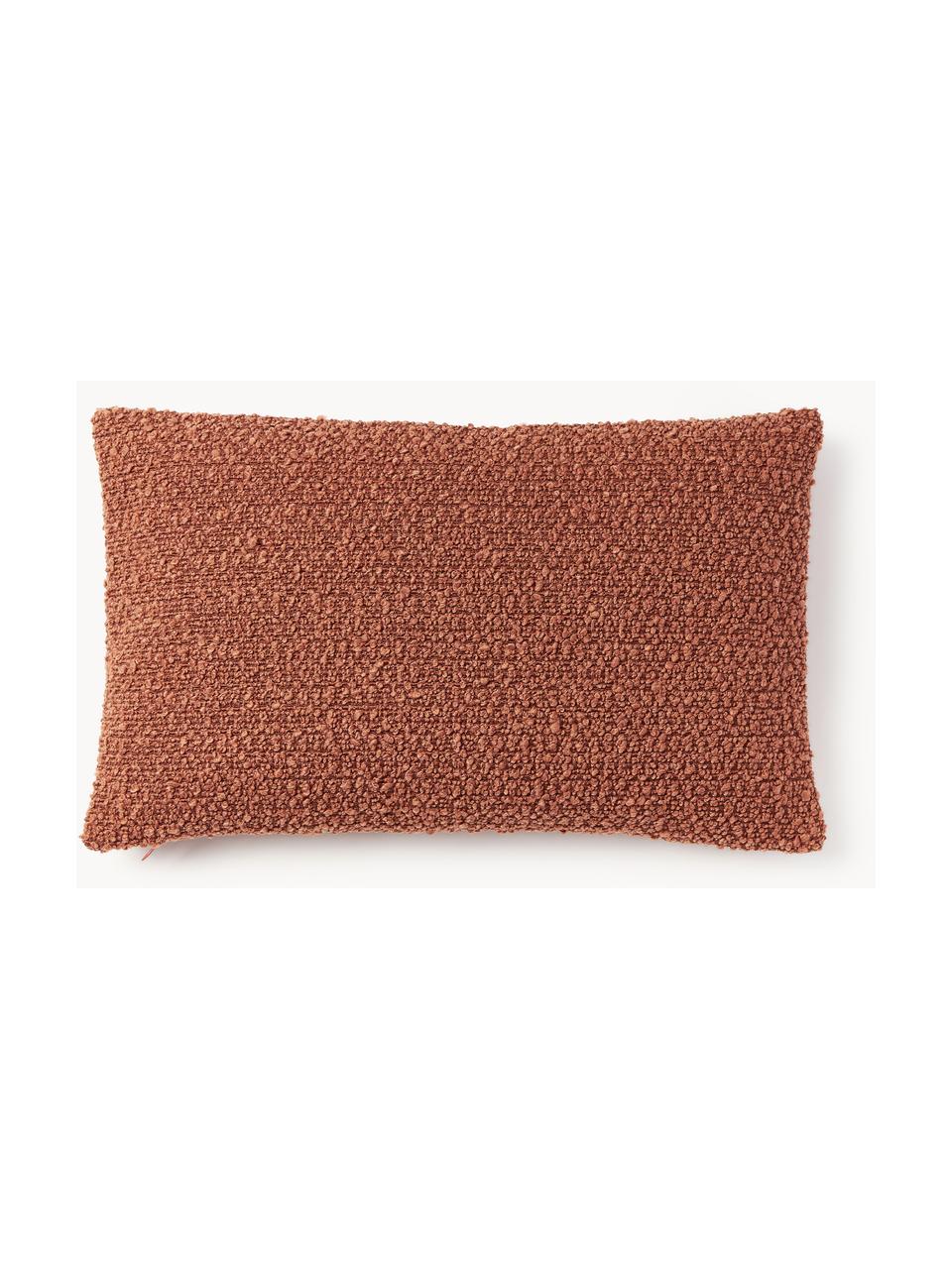 Housse de coussin 30x50 en tissu bouclé Bellamie, Tissu bouclé (95 % polyester, 5 % polyacrylique)

Le bouclé est un matériau qui se caractérise par sa structure incurvée irrégulière. La surface caractéristique est créée par des boucles tissées de fils de différents types, qui confèrent au tissu une structure unique. La structure bouclée a un effet à la fois isolant et moelleux, ce qui rend le tissu particulièrement douillet, Bouclé terracotta, larg. 30 x long. 50 cm