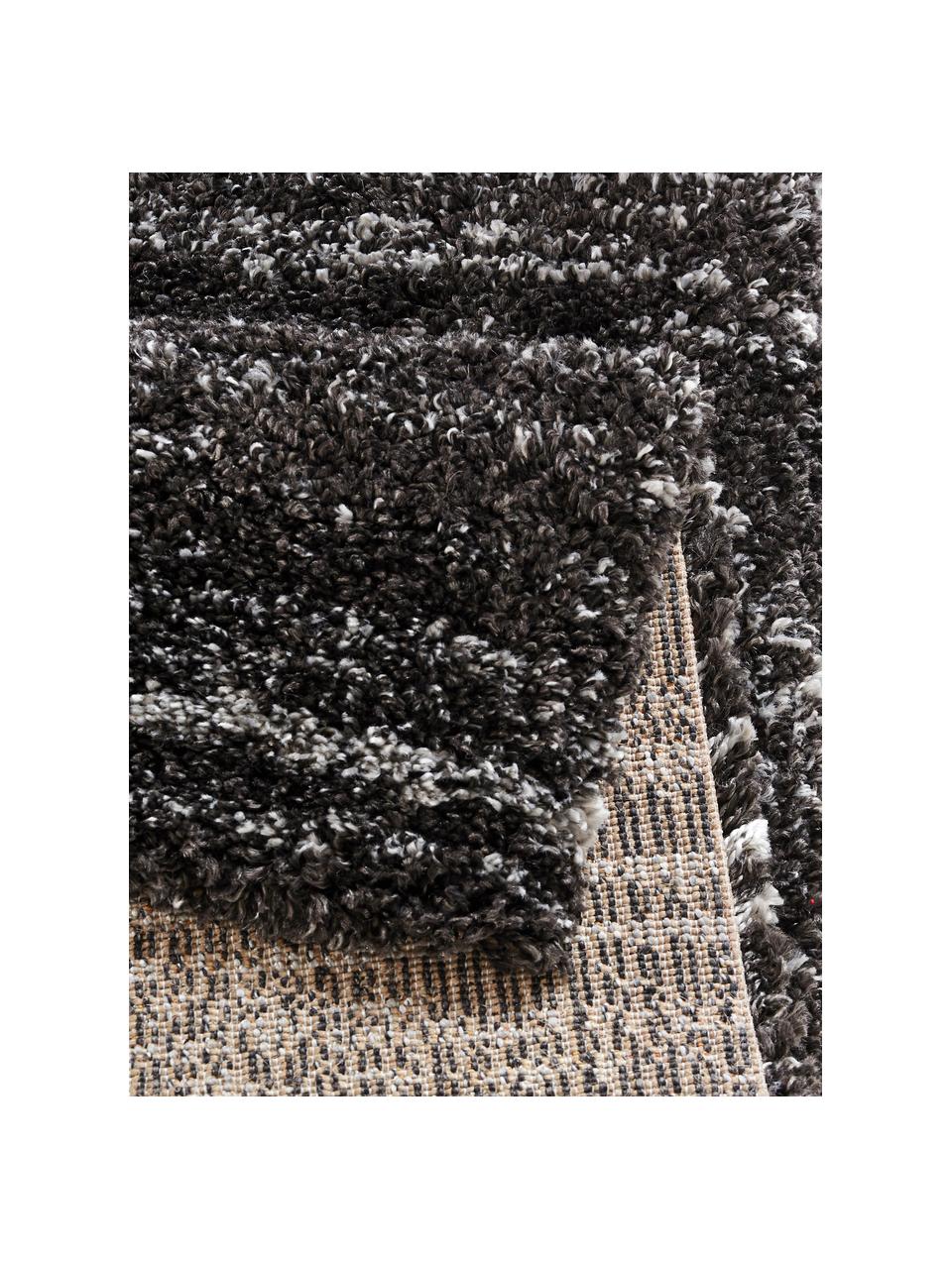 Pluizig hoogpolig vloerkleed Delight met gevlekt patroon in zwart/wit, Bovenzijde: 100% polypropyleen, Onderzijde: jute, Donkergrijs, grijs, B 200 x L 290 cm (maat L)