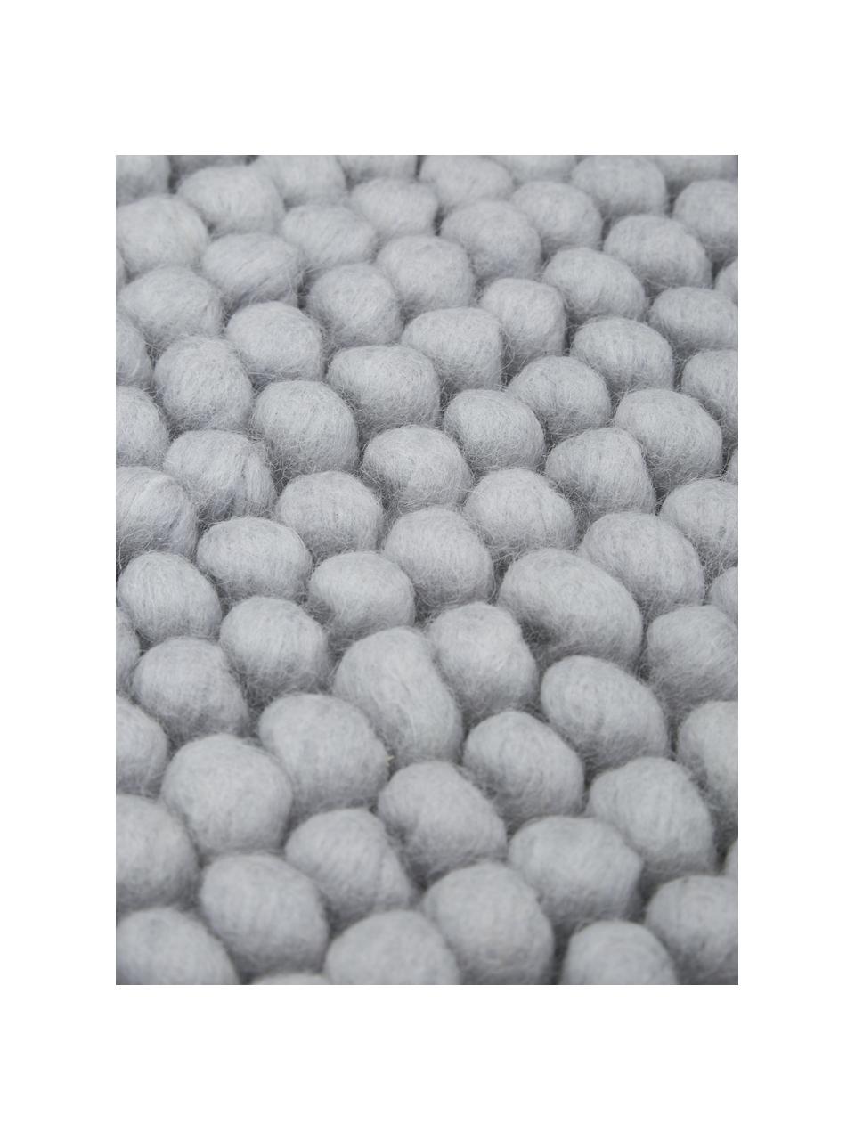 Handgewebter Wollteppich Pebble, 80 % Wolle, 20 % Nylon

Das in diesem Produkt verwendete Material ist schadstoffgeprüft und zertifiziert nach STANDARD 100 by OEKO-TEX® , HOHENSTEIN HTTI, 21.HIN.90042.

Bei Wollteppichen können sich in den ersten Wochen der Nutzung Fasern lösen, dies reduziert sich durch den täglichen Gebrauch und die Flusenbildung geht zurück., Grau, B 120 x L 180 cm (Grösse S)