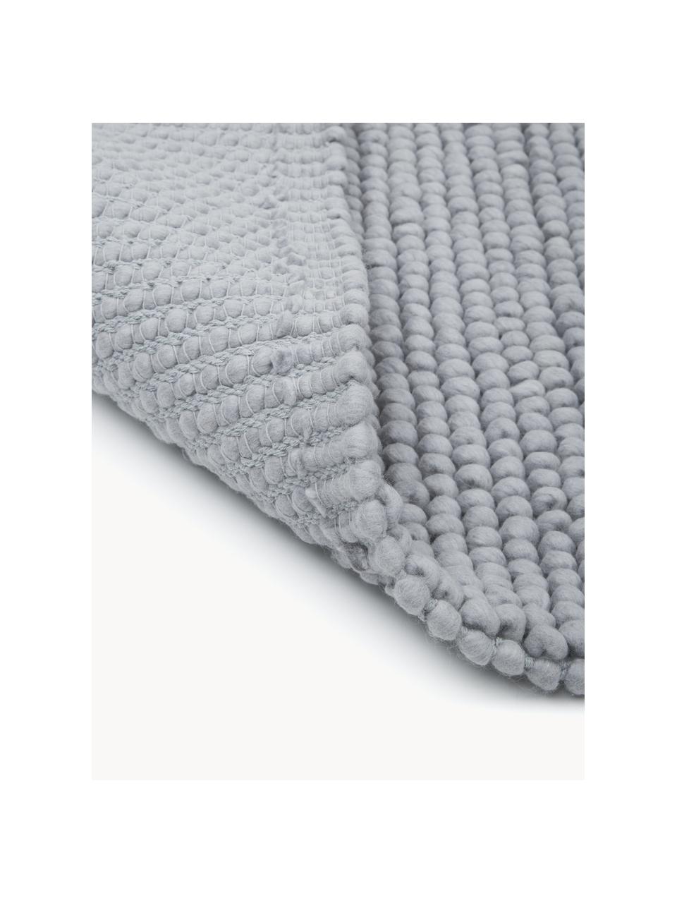 Handgeweven wollen vloerkleed Pebble, 80% wol, 20% nylon

Het in dit product gebruikte materiaal is getest op schadelijke stoffen en gecertificeerd volgens STANDAARD 100 door OEKO-TEX®, HOHENSTEIN HTTI, 21.HIN.90042.

Bij wollen vloerkleden kunnen vezels loskomen in de eerste weken van gebruik, dit neemt af door dagelijks gebruik en pluizen wordt verminderd., Grijs, B 120 x L 180 cm (maat S)