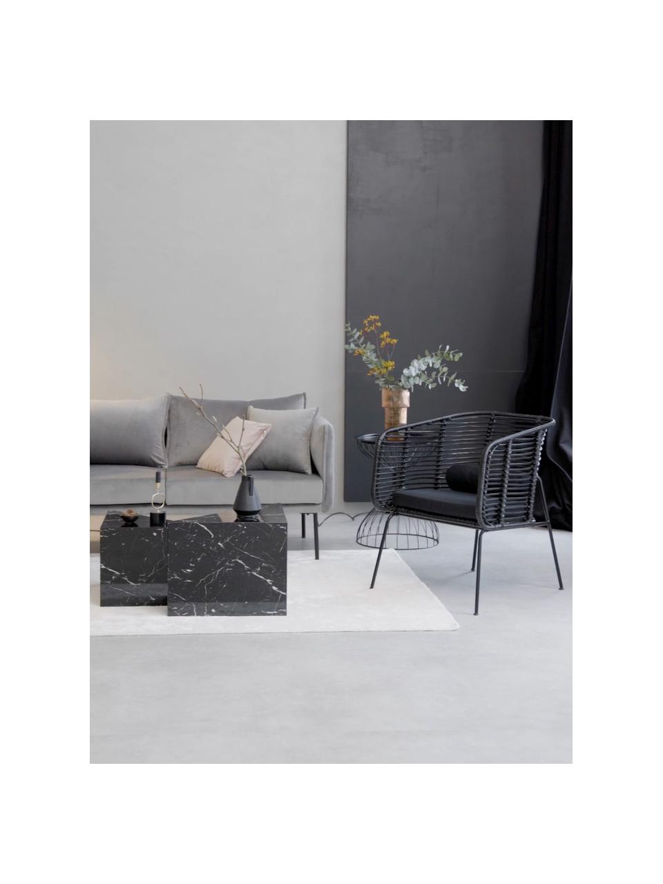 Rotan loungestoel Merete, Zitvlak: rotan, Frame: gepoedercoat metaal, Zitvlak: zwart. Frame: mat zwart. Kussenhoezen: zwart, B 72 x D 74 cm