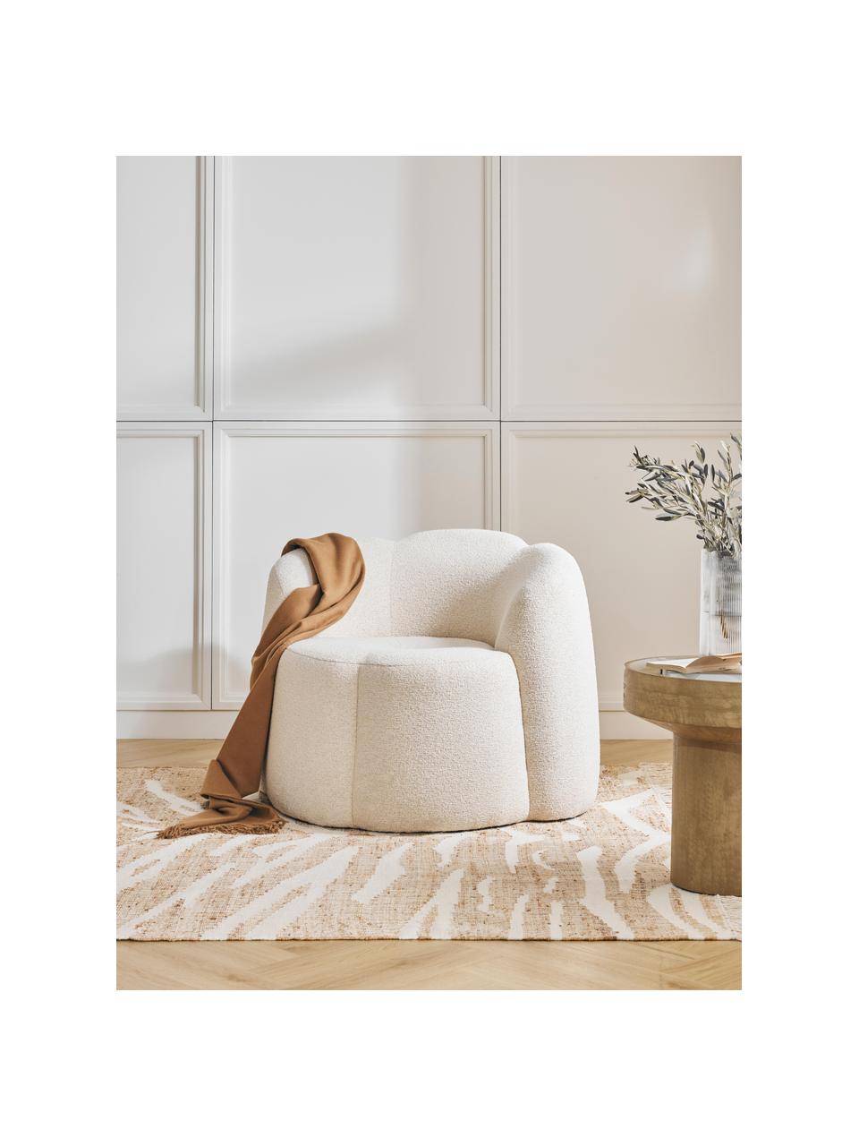 Fotel wypoczynkowy bouclé Fleur, Tapicerka: bouclé (100% poliester) D, Stelaż: lite drewno eukaliptusowe, Kremowobiały, S 105 x G 95 cm
