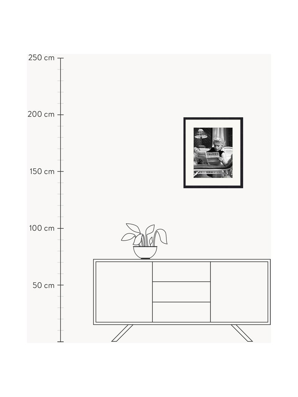 Stampa digitale incorniciata Marilyn Monroe Reading, Immagine: stampa digitale su carta,, Cornice: legno verniciato, Nero, bianco, Larg. 33 x Alt. 43 cm