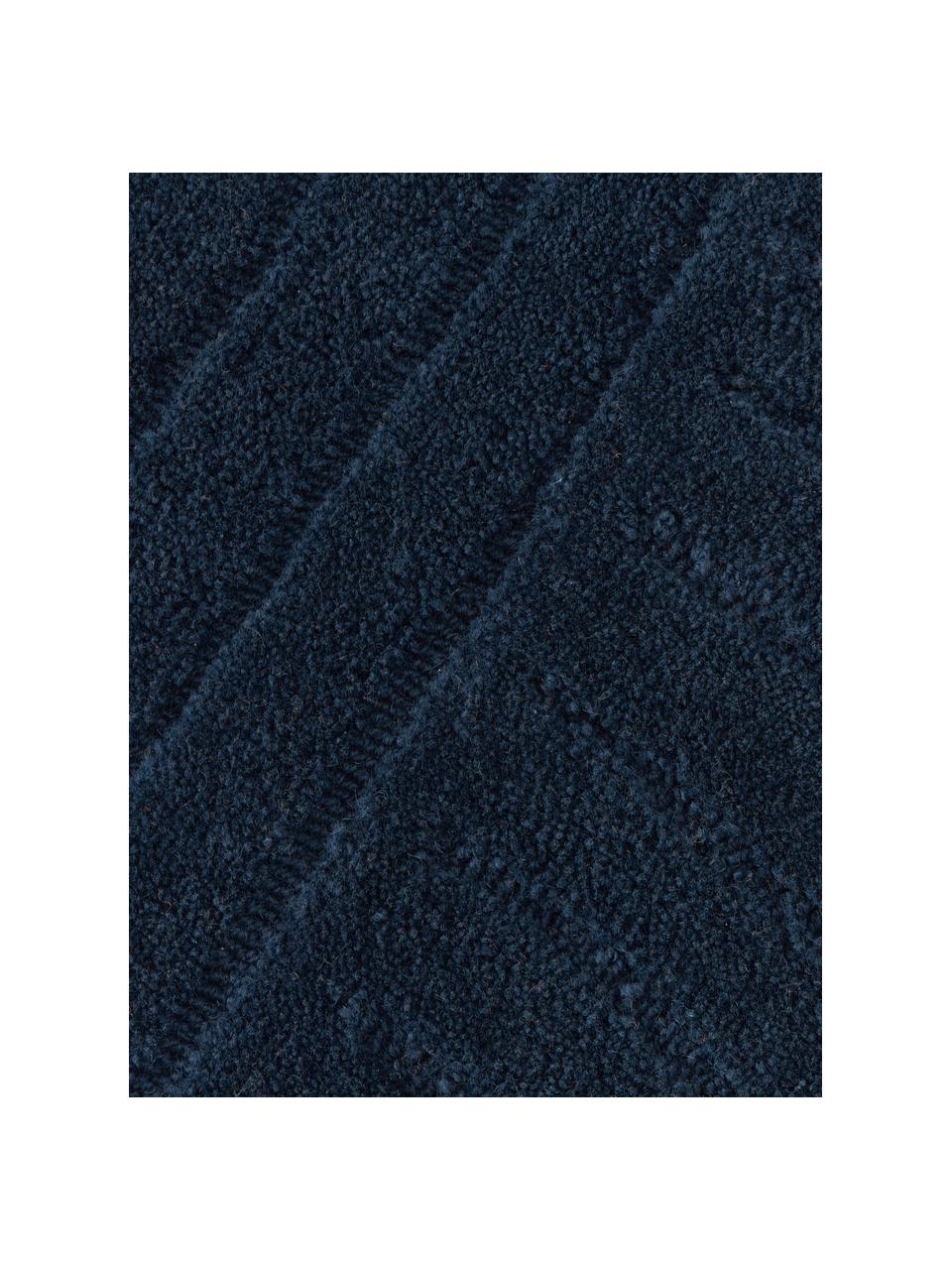 Tapis en laine tuftée main Mason, 100 % laine, certifiée RWS

Les tapis en laine peuvent perdre des fibres lors des premières semaines et des peluches peuvent se former, ce phénomène est naturel et diminue à mesure de votre usage et du temps, Bleu foncé, larg. 80 x long. 150 cm (taille XS)