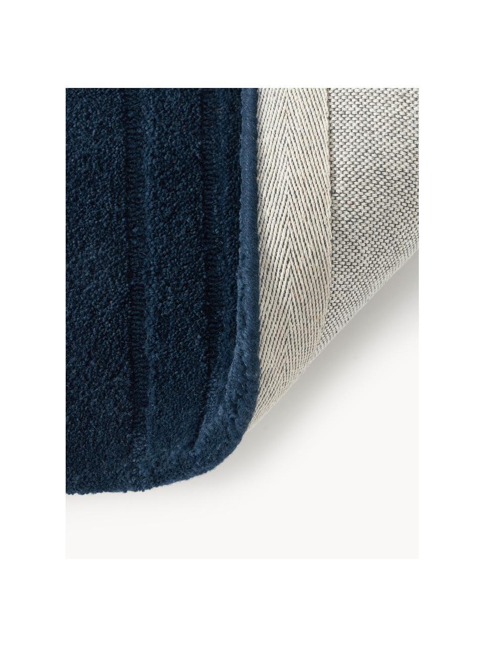 Tapis en laine tuftée main Mason, 100 % laine, certifiée RWS

Les tapis en laine peuvent perdre des fibres lors des premières semaines et des peluches peuvent se former, ce phénomène est naturel et diminue à mesure de votre usage et du temps, Bleu foncé, larg. 80 x long. 150 cm (taille XS)