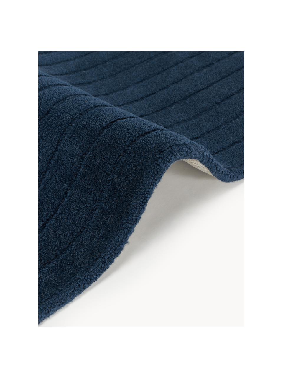 Tapis en laine tuftée main Mason, 100 % laine, certifiée RWS

Les tapis en laine peuvent perdre des fibres lors des premières semaines et des peluches peuvent se former, ce phénomène est naturel et diminue à mesure de votre usage et du temps, Bleu foncé, larg. 80 x long. 150 cm (taille XS)