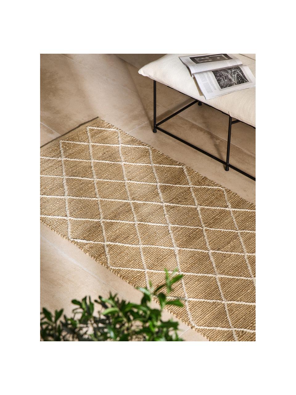 Tapis de couloir en jute fait main Kunu, 100 % jute

Au moins 50 % du textile contenu dans ce produit est composé de fibres de jute. La fibre de jute est une matière première qui se renouvelle rapidement et se caractérise notamment par une faible consommation d'eau lors de la cultivation et le traitement. En outre, ce matériau est entièrement biodégradable, Brun, blanc, larg. 80 x long. 200 cm