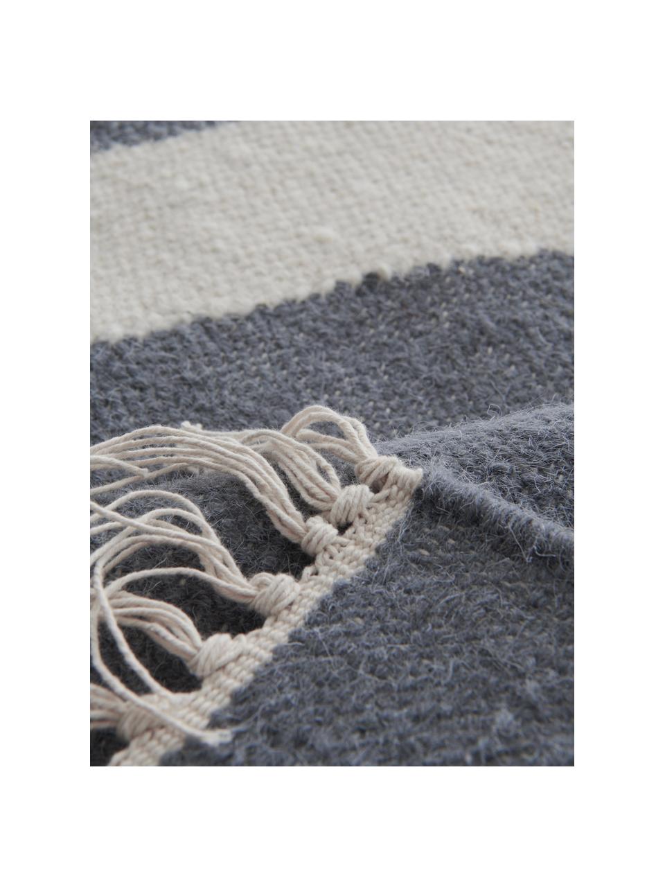 Tappeto kilim tessuto a mano con motivo astratto Stones, 81% lana, 19% cotone
Nel caso dei tappeti di lana, le fibre possono staccarsi nelle prime settimane di utilizzo, questo e la formazione di lanugine si riducono con l'uso quotidiano, Bianco latteo, grigio acciaio, Larg. 160 x Lung. 230 cm (taglia M)