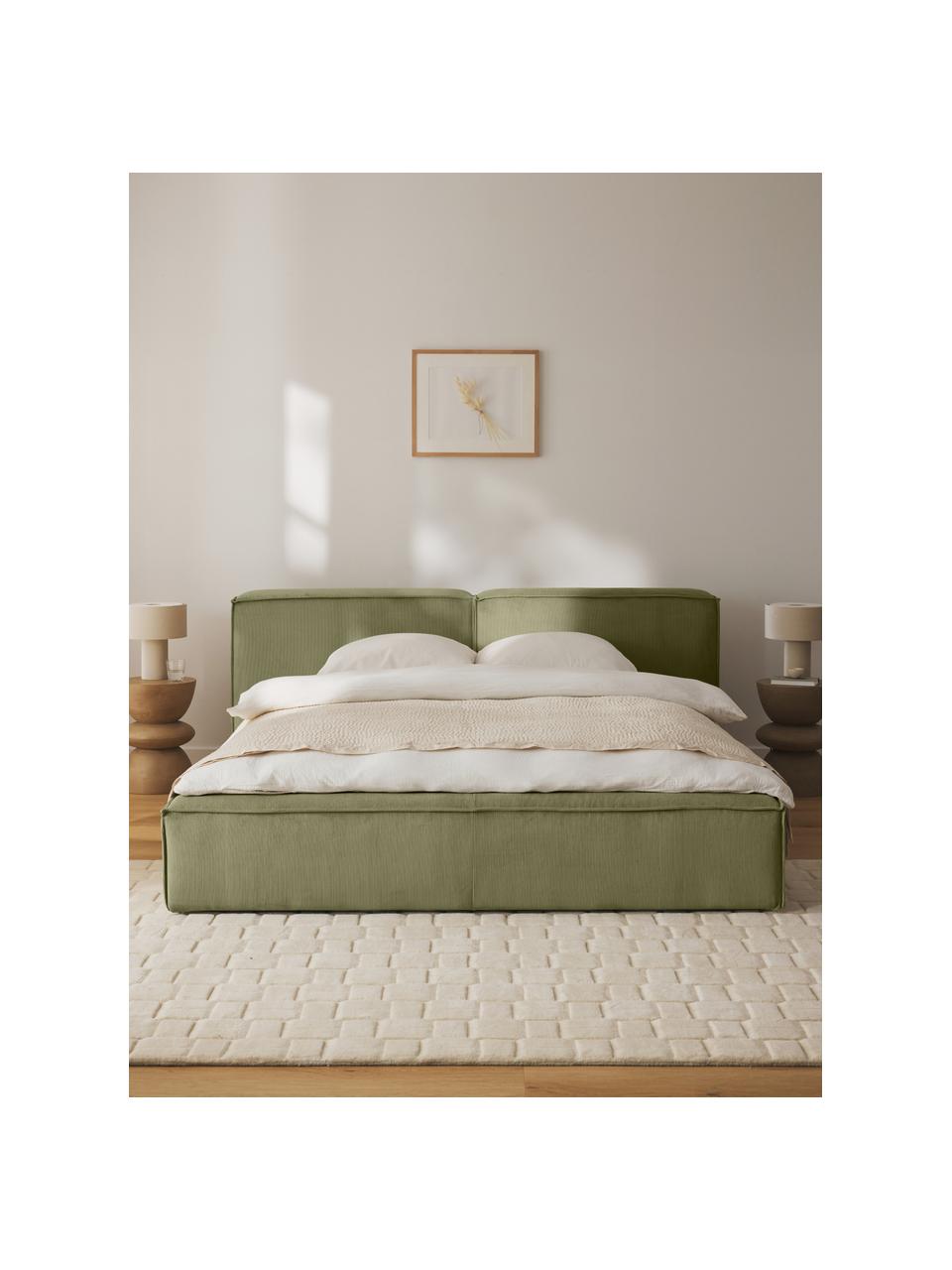 Cama tapizada en pana Lennon, con espacio de almacenamiento, Tapizado: pana (98% poliéster, 2% p, Estructura: madera de pino maciza, ma, Patas: madera, plástico Este pro, Pana verde oliva, An 228 x L 243 cm (colchón 160 x 200 cm)