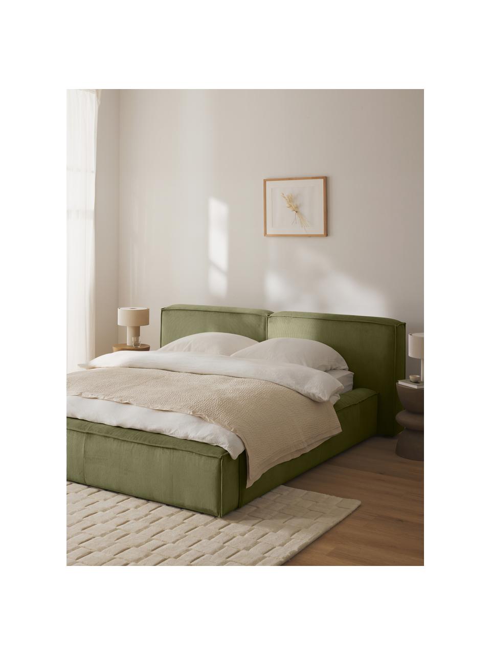 Letto imbottito in velluto a coste con contenitore Lennon, Rivestimento: velluto a coste (98% poli, Struttura: legno di pino massiccio, , Piedini: legno, plastica Questo pr, Velluto a coste verde oliva, Larg. 228 x Lung. 243 cm (superficie 160 x 200 cm)