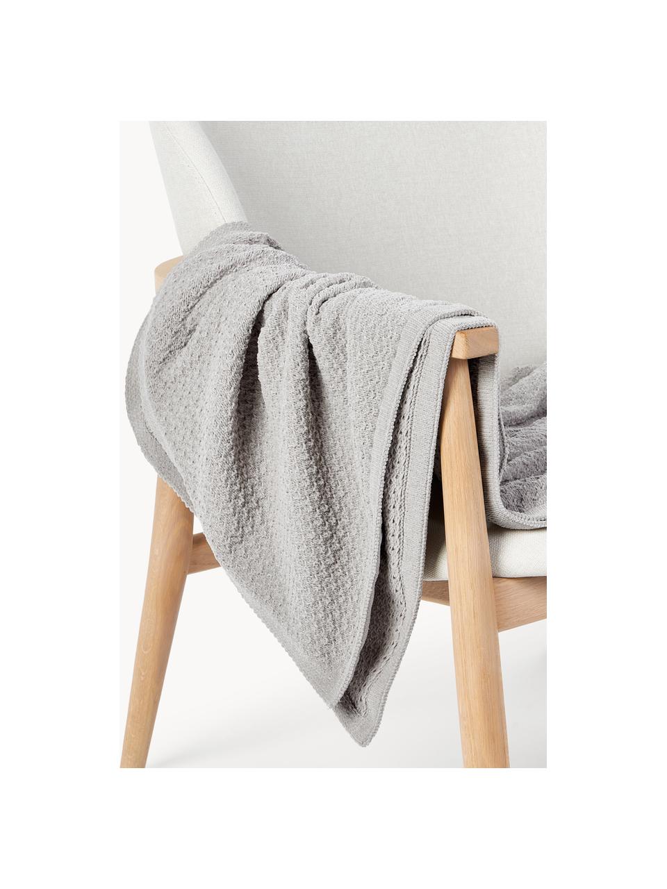 Strickdecke Everly aus Chenille, 100 % Polyester (recycelt), GRS-zertifiziert

Das in diesem Produkt verwendete Material ist schadstoffgeprüft und zertifiziert nach STANDARD 100 by OEKO-TEX®, 11.HIN.00050., Hellgrau, B 150 x L 200 cm