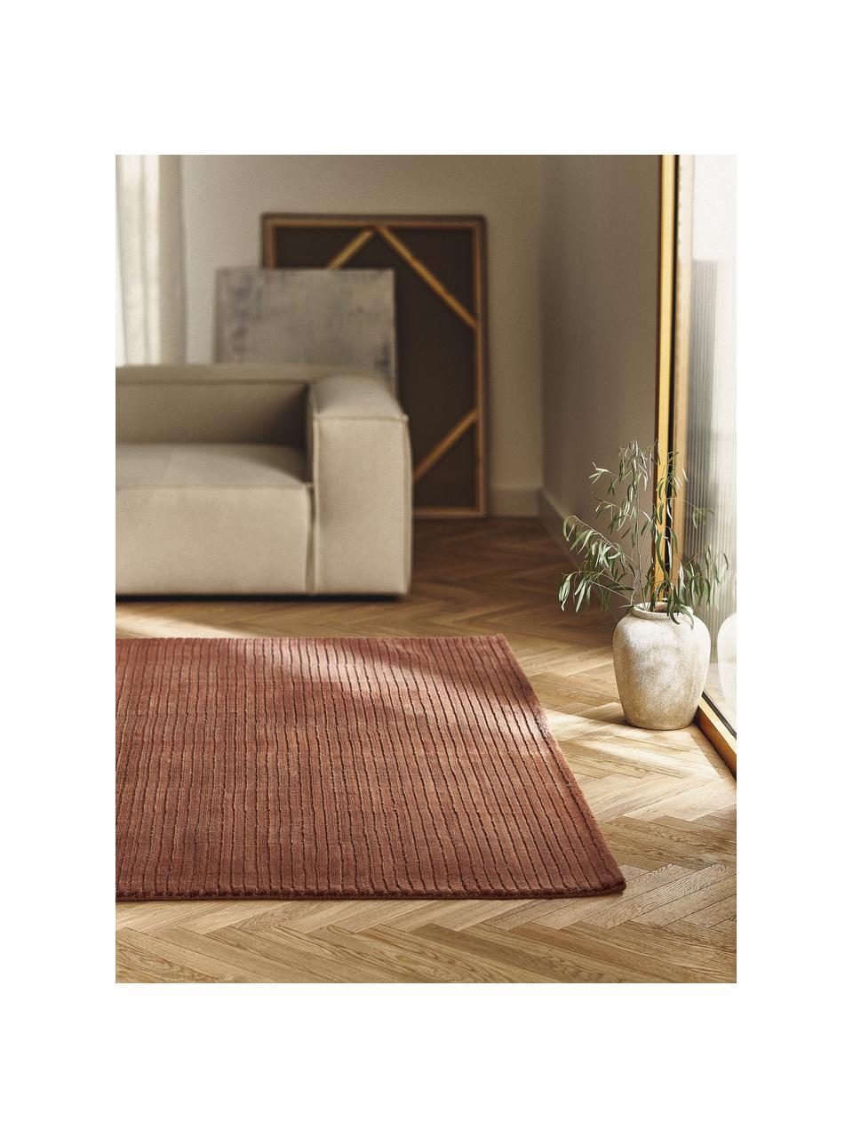 Nadýchaný koberec s vysokým vlasem a strukturovaným povrchem Wes, ručně tkaný, 100 % polyester, certifikace GRS, Terakotová, Š 160 cm, D 230 cm (velikost M)