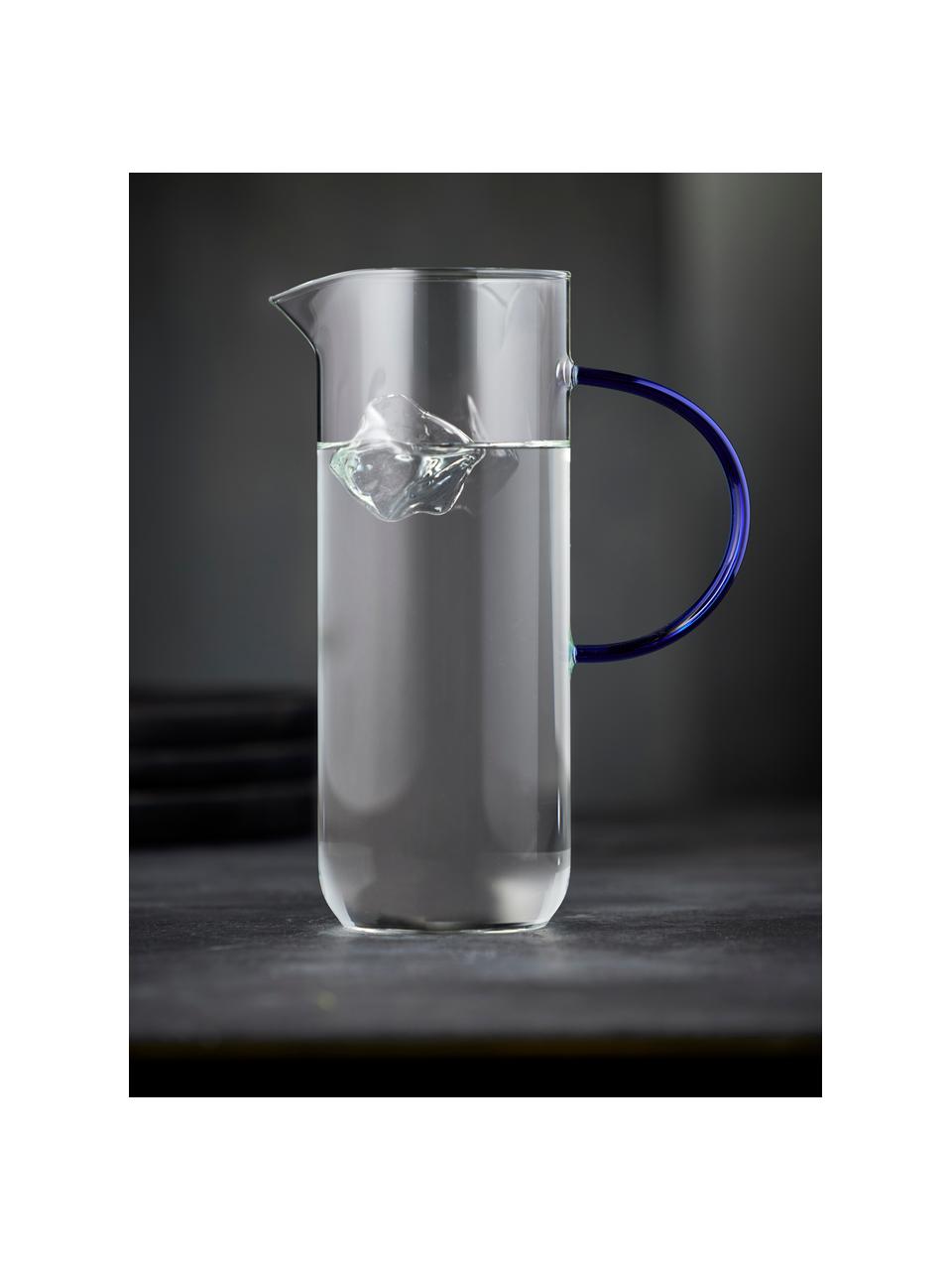 Wasserkaraffe Torino aus Borosilikatglas, 1.1 L, Borosilikatglas

Entdecke die Vielseitigkeit von Borosilikatglas für Dein Zuhause! Borosilikatglas ist ein hochwertiges, zuverlässiges und robustes Material. Es zeichnet sich durch seine außergewöhnliche Hitzebeständigkeit aus und ist daher ideal für Deinen heißen Tee oder Kaffee. Im Vergleich zu herkömmlichem Glas ist Borosilikatglas widerstandsfähiger gegen Brüche und Risse und somit ein sicherer Begleiter in Deinem Zuhause., Transparent, Royalblau, 1.1 L