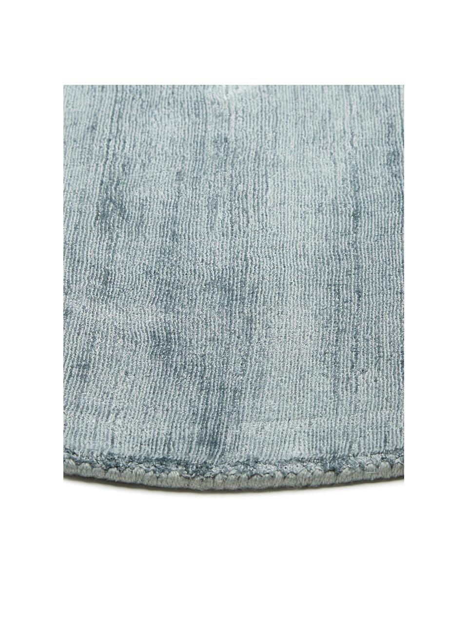Okrągły ręcznie tkany dywan z wiskozy Jane, Chłodny niebieski, Ø 150 cm (Rozmiar M)