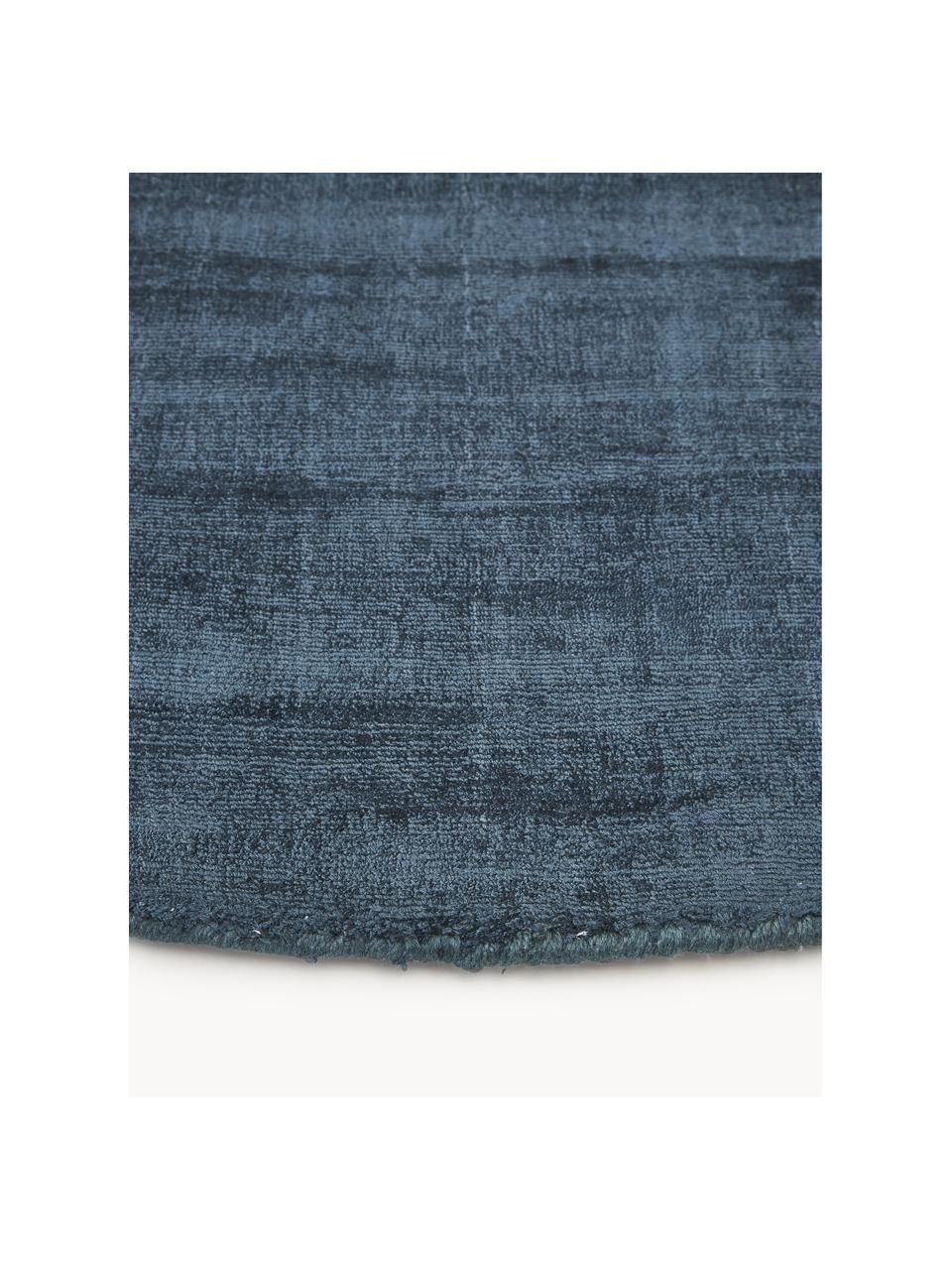 Okrągły ręcznie tkany dywan z wiskozy Jane, Ciemny niebieski, Ø 150 cm (Rozmiar M)