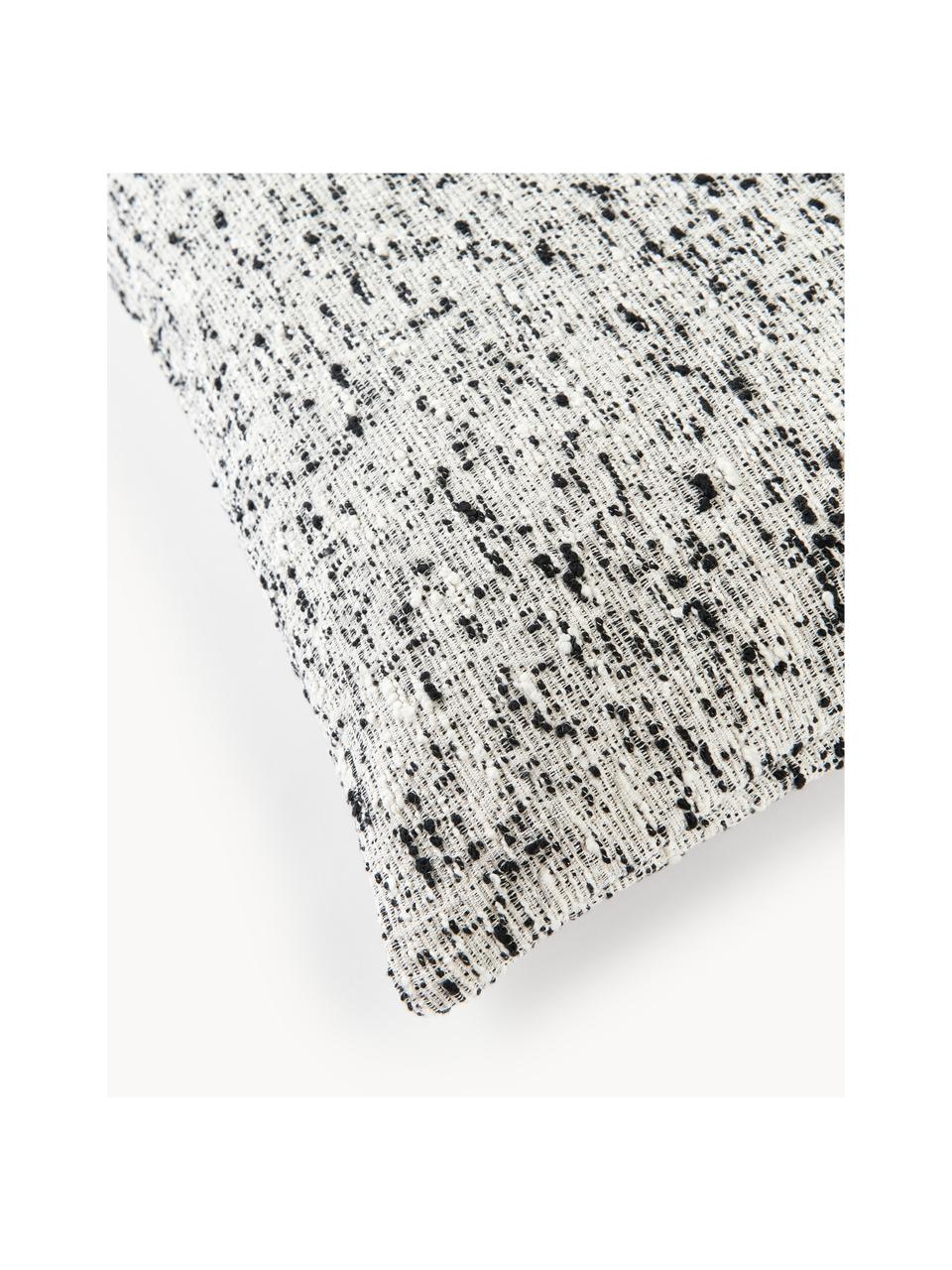 Bouclé-Kissenhülle Talea, Bouclé (92 % Baumwolle, 8 % Polyester)

Bouclé ist ein Material, das sich durch seine unregelmäßig geschwungene Struktur auszeichnet. Die charakteristische Oberfläche entsteht durch eingewebte Schlingen aus verschiedenartigen Garnen, die dem Stoff eine einzigartige Struktur verleihen. Die Schlingenstruktur hat einen isolierenden und gleichzeitig flauschigen Effekt, der den Stoff besonders kuschelig macht., Schwarz, Weiß, B 50 x L 50 cm