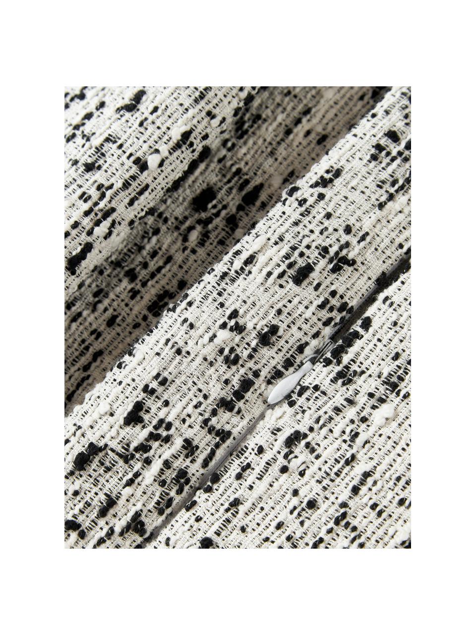 Bouclé povlak na polštář Talea, Bouclé (92 % bavlna, 8 % polyester)

Bouclé je materiál, který se vyznačuje nepravidelně zakřivenou strukturou. Charakteristický povrch vytvářejí vetkané smyčky z různých druhů přízí, které dávají tkanině jedinečnou strukturu. Smyčková struktura má izolační a zároveň nadýchaný efekt, díky němuž je tkanina obzvláště příjemná., Černá, bílá, Š 50 cm, D 50 cm