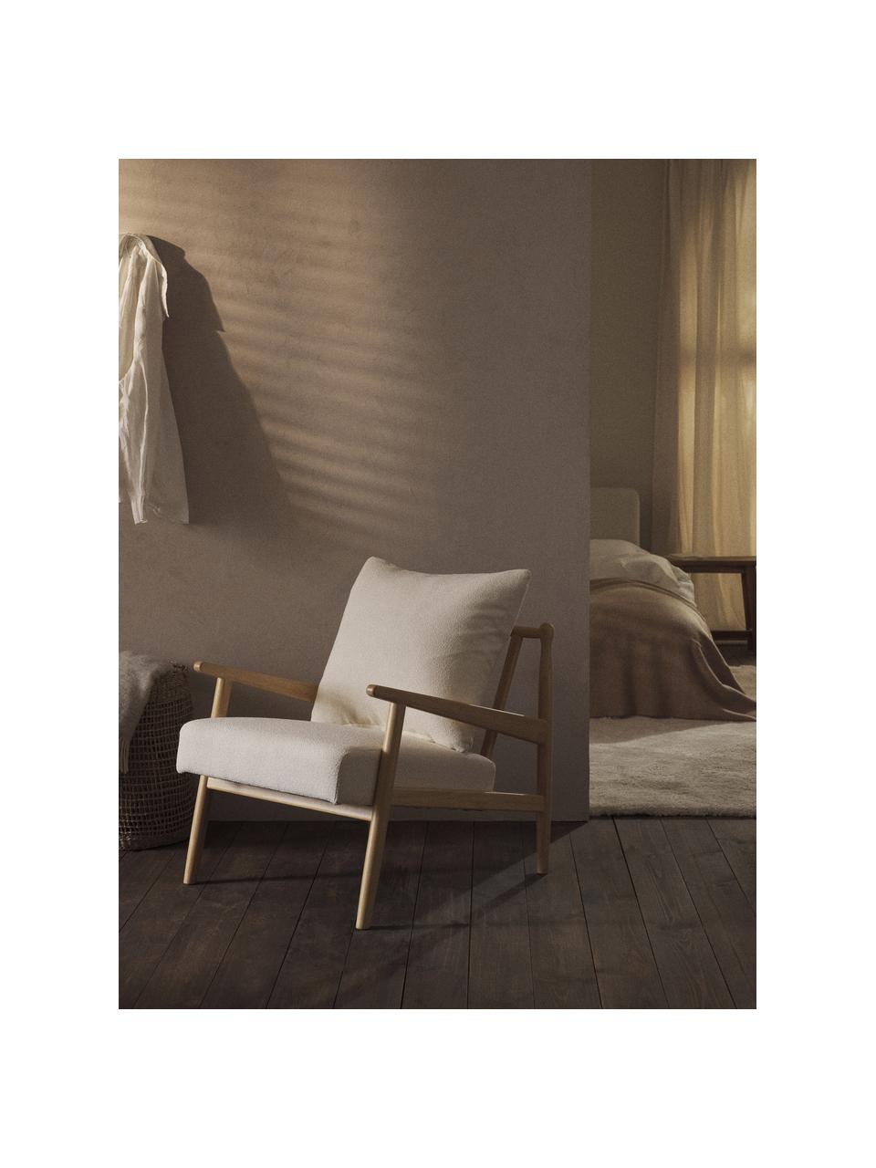 Fauteuil lounge bouclé Mikkel, Bouclé blanc cassé, bois d'hévéa laqué, larg. 66 x prof. 77 cm