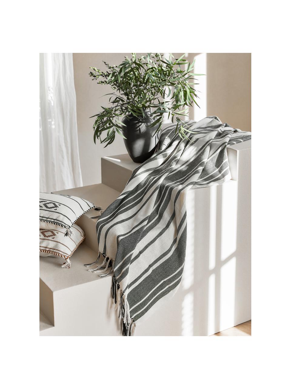 Gestreiftes Plaid Lines aus recyceltem Polyester, 100% Recycelter Polyester, GRS-zertifiziert, Grau, Cremeweiß, B 130 x L 170 cm