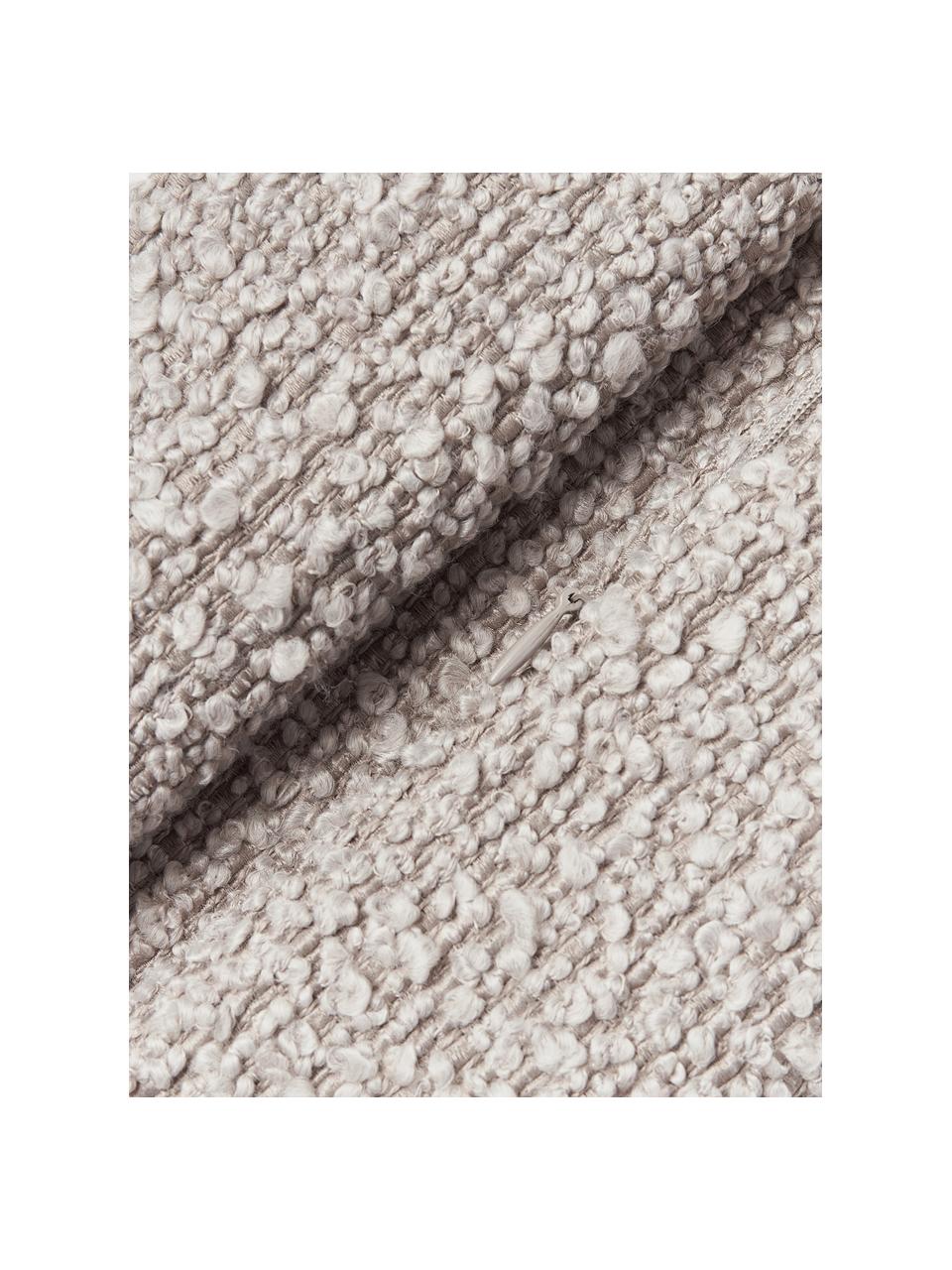 Bouclé-Kissenhülle Bellamie, Bouclé (95 % Polyester, 5 % Polyacryl)

Bouclé ist ein Material, das sich durch seine unregelmäßig geschwungene Struktur auszeichnet. Die charakteristische Oberfläche entsteht durch eingewebte Schlingen aus verschiedenartigen Garnen, die dem Stoff eine einzigartige Struktur verleihen. Die Schlingenstruktur hat einen isolierenden und gleichzeitig flauschigen Effekt, der den Stoff besonders kuschelig macht., Bouclé Greige, B 30 x L 50 cm