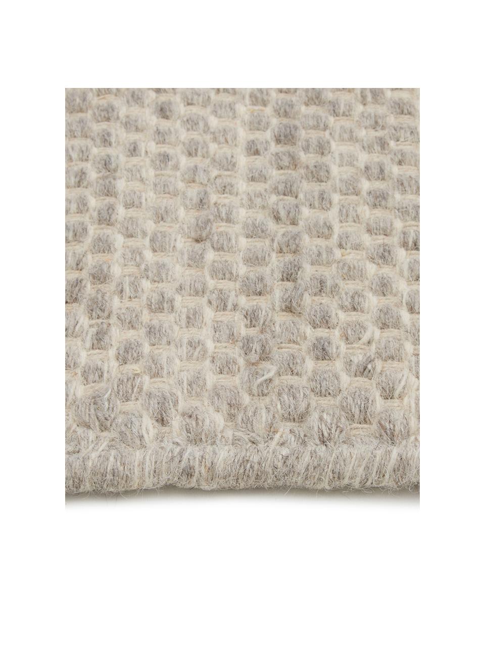 Tapis kilim en laine gris clair tissé main Delight, 90 % laine, 10 % coton
Les tapis en laine peuvent perdre des fibres lors des premières semaines et des peluches peuvent se former, ce phénomène est naturel et diminue à mesure de votre usage et du temps, Gris clair, larg. 200 x long. 300 cm (taille L)