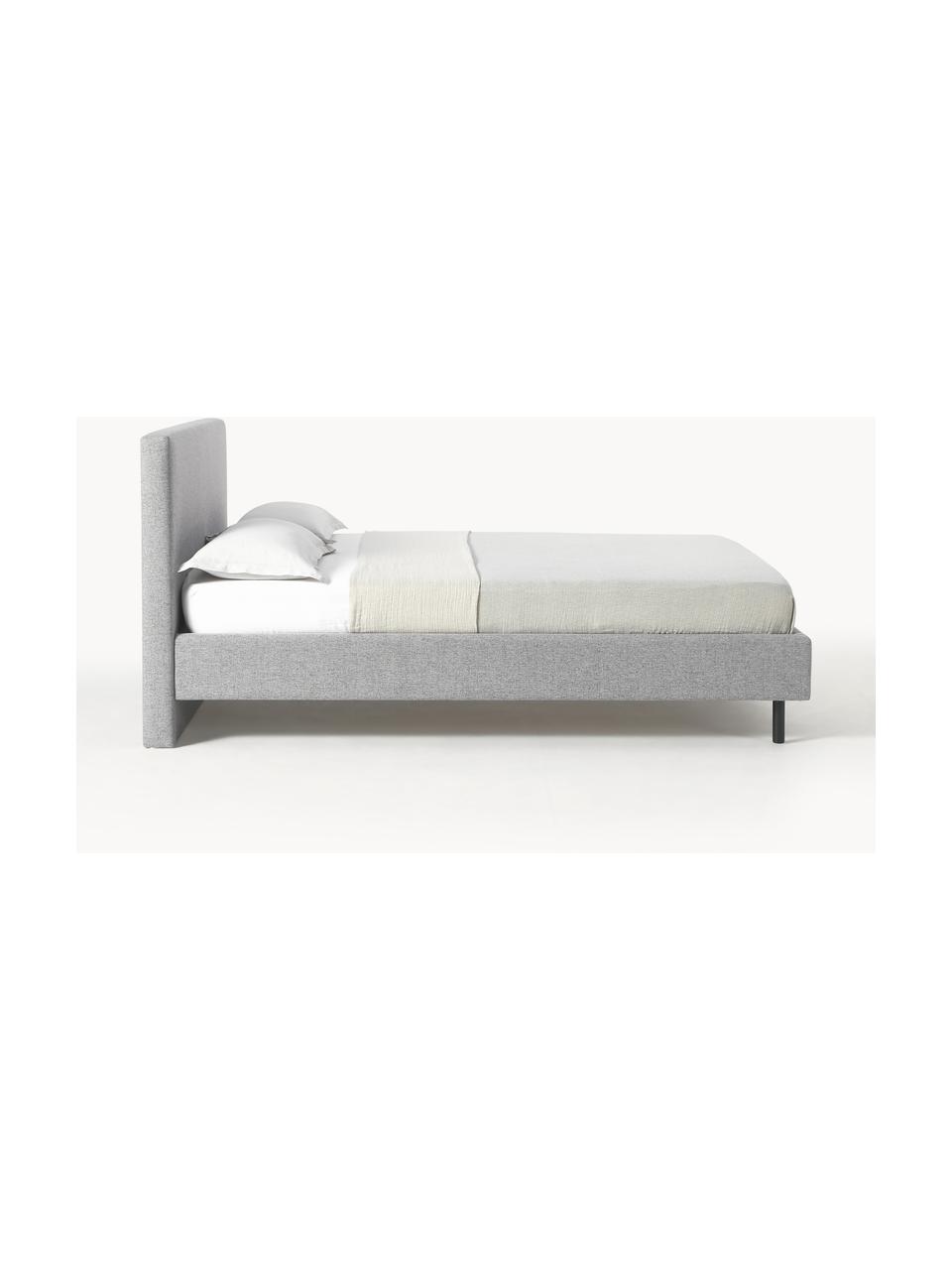 Cama tapizada con patas de madera Giulia, Tapizado: 100% poliéster Alta resis, Estructura: madera de pino maciza, ta, Patas: madera de de haya maciza , Tejido gris, madera de haya negro pintado, An 140 x L 200 cm