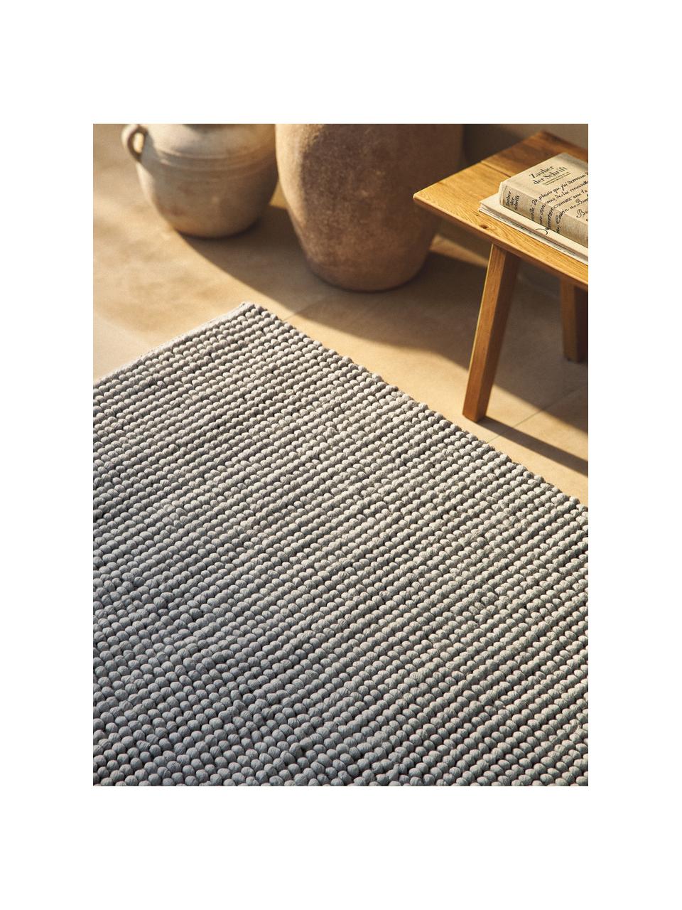 Handgeweven wollen vloerkleed Pebble, 80% wol, 20% nylon

Het in dit product gebruikte materiaal is getest op schadelijke stoffen en gecertificeerd volgens STANDAARD 100 door OEKO-TEX®, HOHENSTEIN HTTI, 21.HIN.90042.

Bij wollen vloerkleden kunnen vezels loskomen in de eerste weken van gebruik, dit neemt af door dagelijks gebruik en pluizen wordt verminderd., Grijs, B 120 x L 180 cm (maat S)