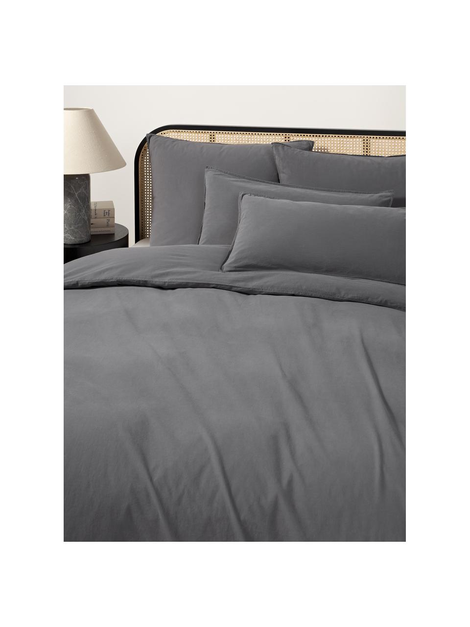 Funda de almohada de algodón lavado Darlyn, 100% algodón
Densidad de hilo 150 TC, calidad estándar

El algodón da una sensación agradable y suave en la piel, absorbe bien la humedad y es adecuado para personas alérgicas.

Este tejido ha sido sometido a un proceso de lavado especial que le da un aspecto Softwash irregular y resistente, pero siendo suave al tacto, flexible y cómodo. Además, su aspecto arrugado natural hace que no necesite planchado.

El material utilizado para este producto ha sido probado contra sustancias nocivas y está certificado según el STANDARD 100 por OEKO-TEX®, 4265CIT, CITEVE., Tejido gris oscuro, An 45 x L 110 cm