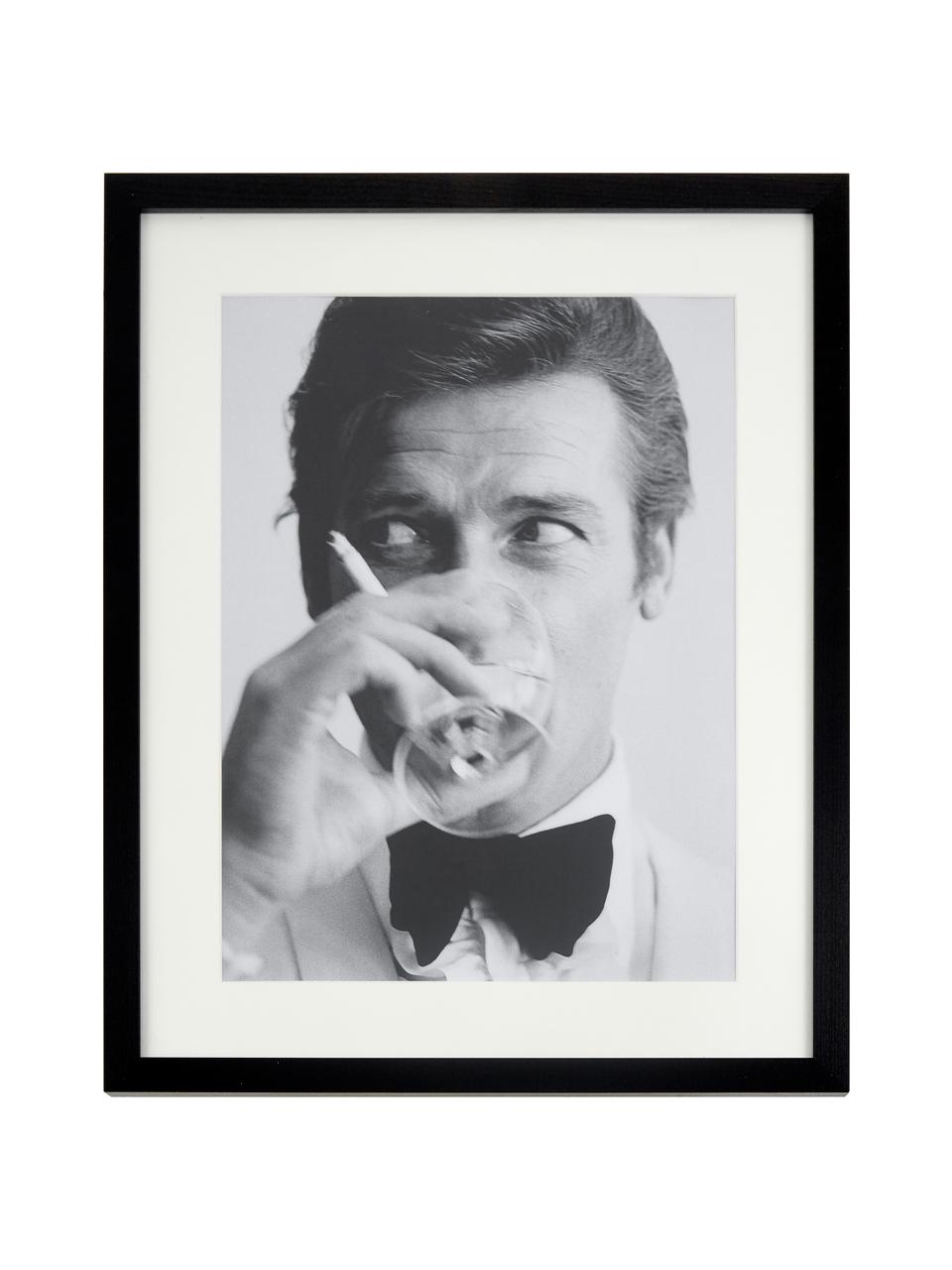 Ingelijste digitale print James Bond Drinking, Afbeelding: digitale print op papier,, Lijst: gelakt hout, Afbeelding: zwart, wit. Lijst: zwart, B 33 x H 43 cm