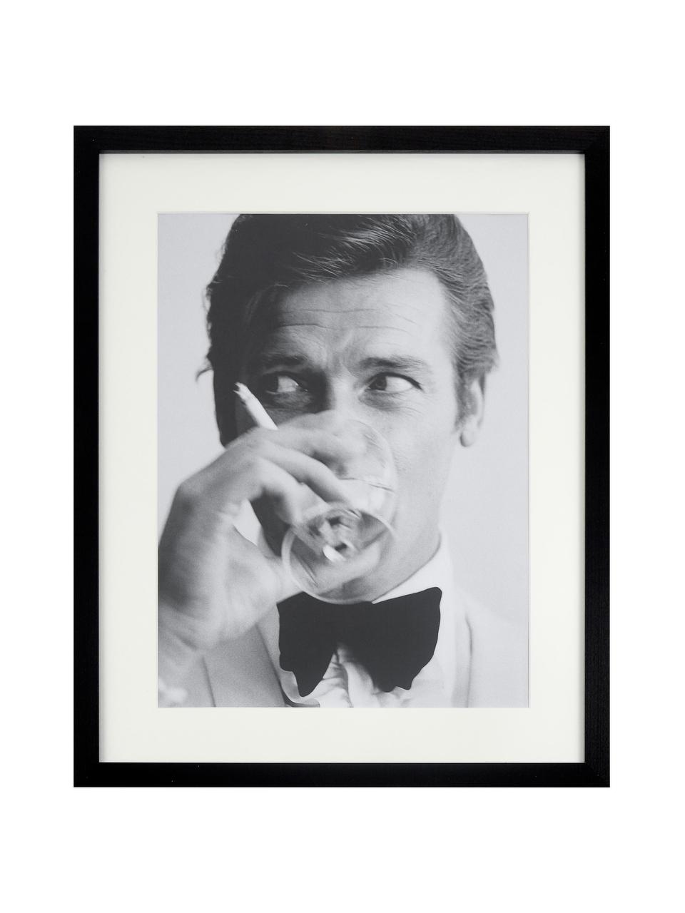 Impresión digital enmarcada James Bond Drinking, Negro, blanco, An 33 x Al 43 cm