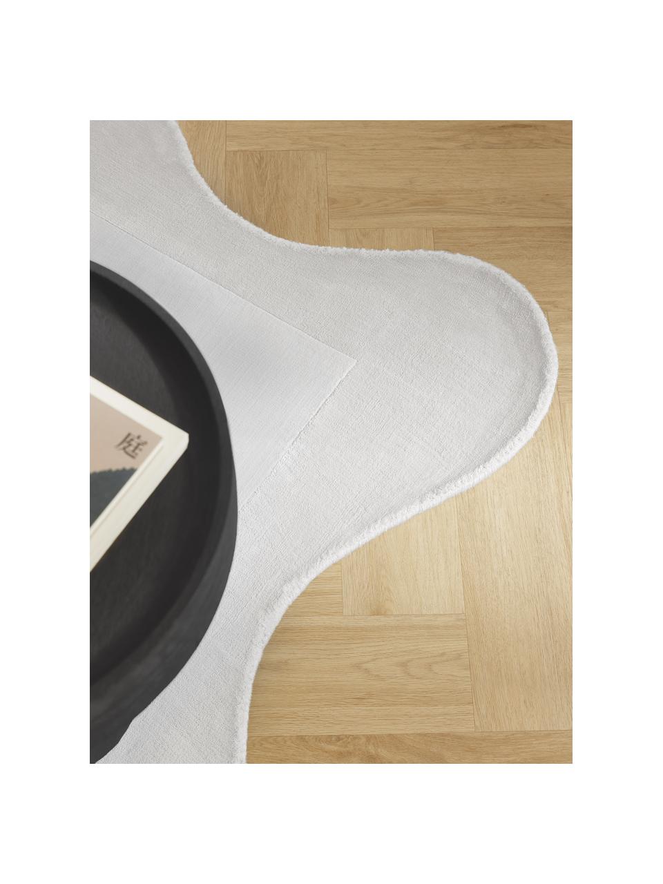 Ručně tkaný viskózový koberec s vlnitým okrajem Wavy, Světle šedá, Š 110 cm, D 180 cm (velikost S)