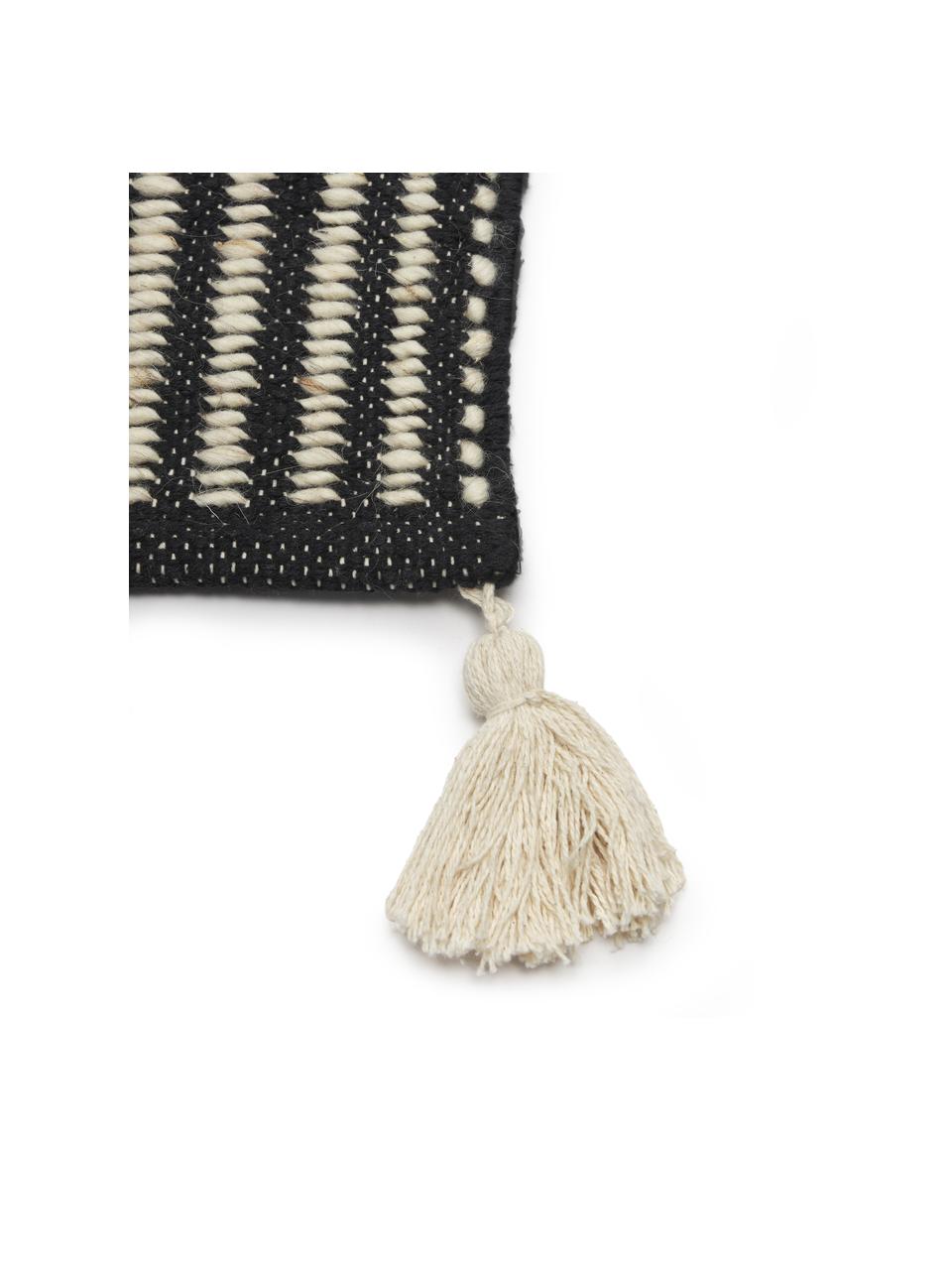 Tapis en laine à houppes tissé main Rue, 50 % laine, 50 % coton

Les tapis en laine peuvent perdre des fibres lors des premières semaines et des peluches peuvent se former, ce phénomène est naturel et diminue à mesure de votre usage et du temps, Beige & noir, imprimé, larg. 80 x long. 150 cm (taille XS)