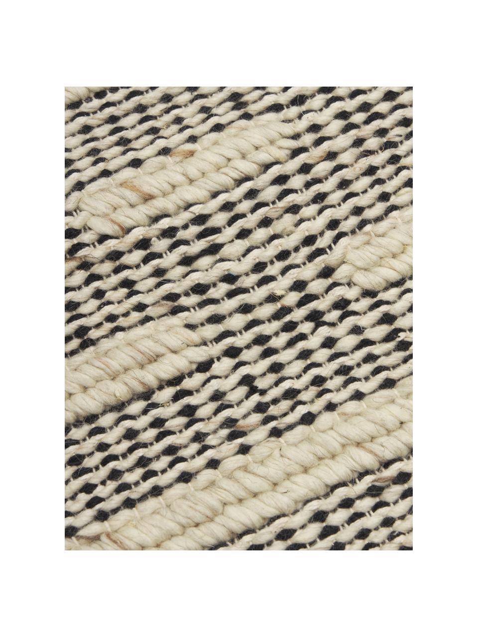 Ručne tkaný vlnený koberec so strapcami Rue, 50 %  vlna, 50 % bavlna 

V prvých týždňoch používania môžu vlnené koberce uvoľňovať vlákna, tento jav po čase zmizne, Béžová, čierna, Š 80 x D 150 cm (veľkosť XS)