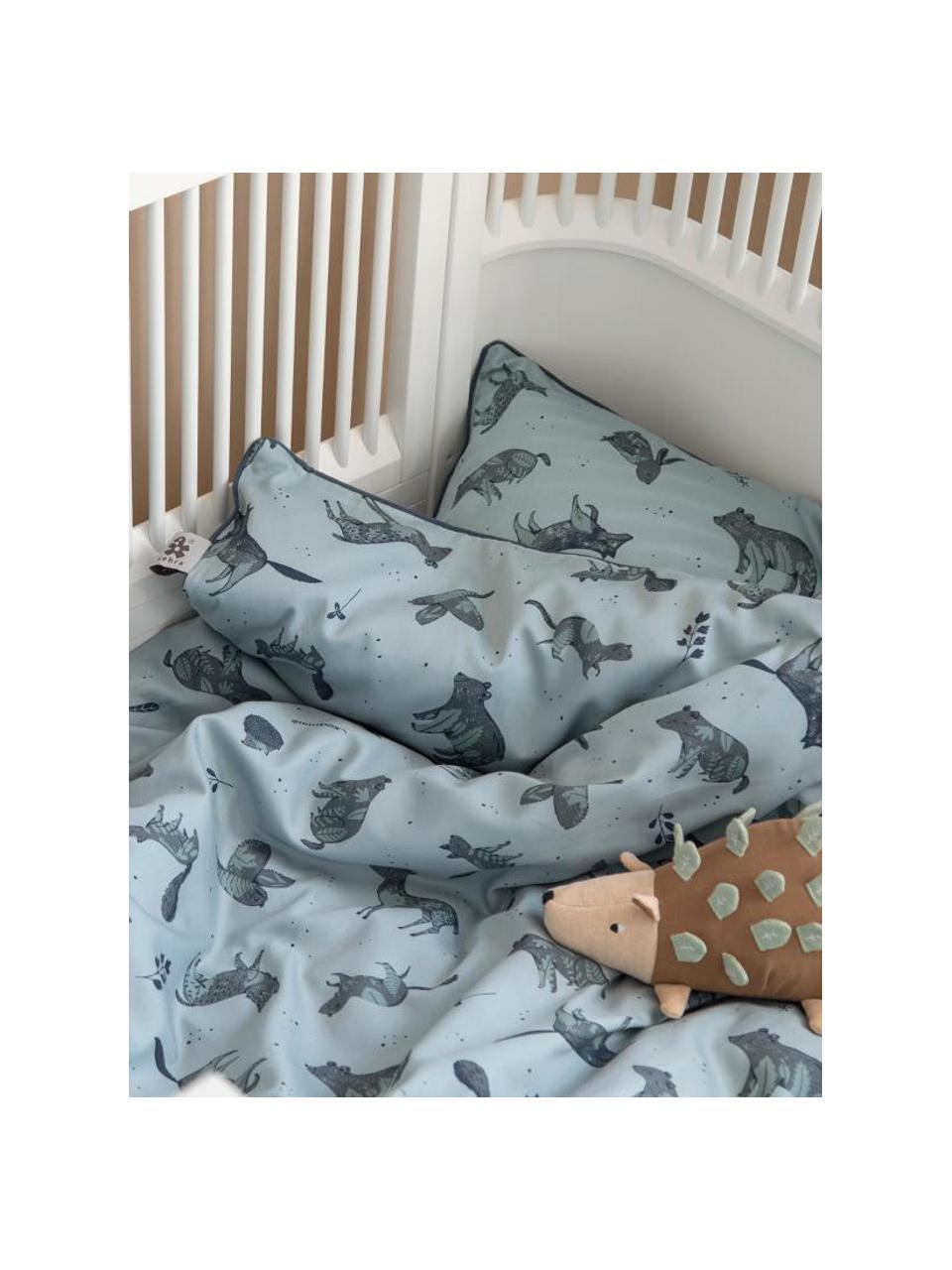 Parure copripiumino in cotone bio blu Nightfall Junior, 100% cotone organico, certificato GOTS
La biancheria da letto in cotone è piacevolmente morbida sulla pelle, assorbe bene l'umidità ed è adatta a chi soffre di allergie
Il Global Organic Textile Standard (GOTS) è riconosciuto come lo standard di lavorazione tessile leader nel mondo per i prodotti tessili realizzati con fibre organiche. Richiede anche il rispetto di rigorosi criteri sociali, come la proibizione del lavoro forzato o minorile e il pagamento adeguato. Solo i prodotti tessili composti da almeno il 70% di fibre organiche possono essere certificati GOTS, Blu, 100 x 135 cm + 1 federa 40 x 60 cm